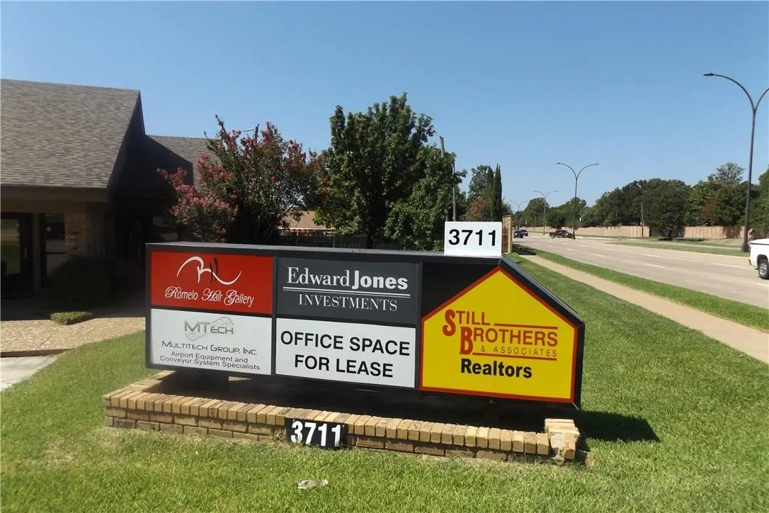 Signage on
Green Oaks Blvd