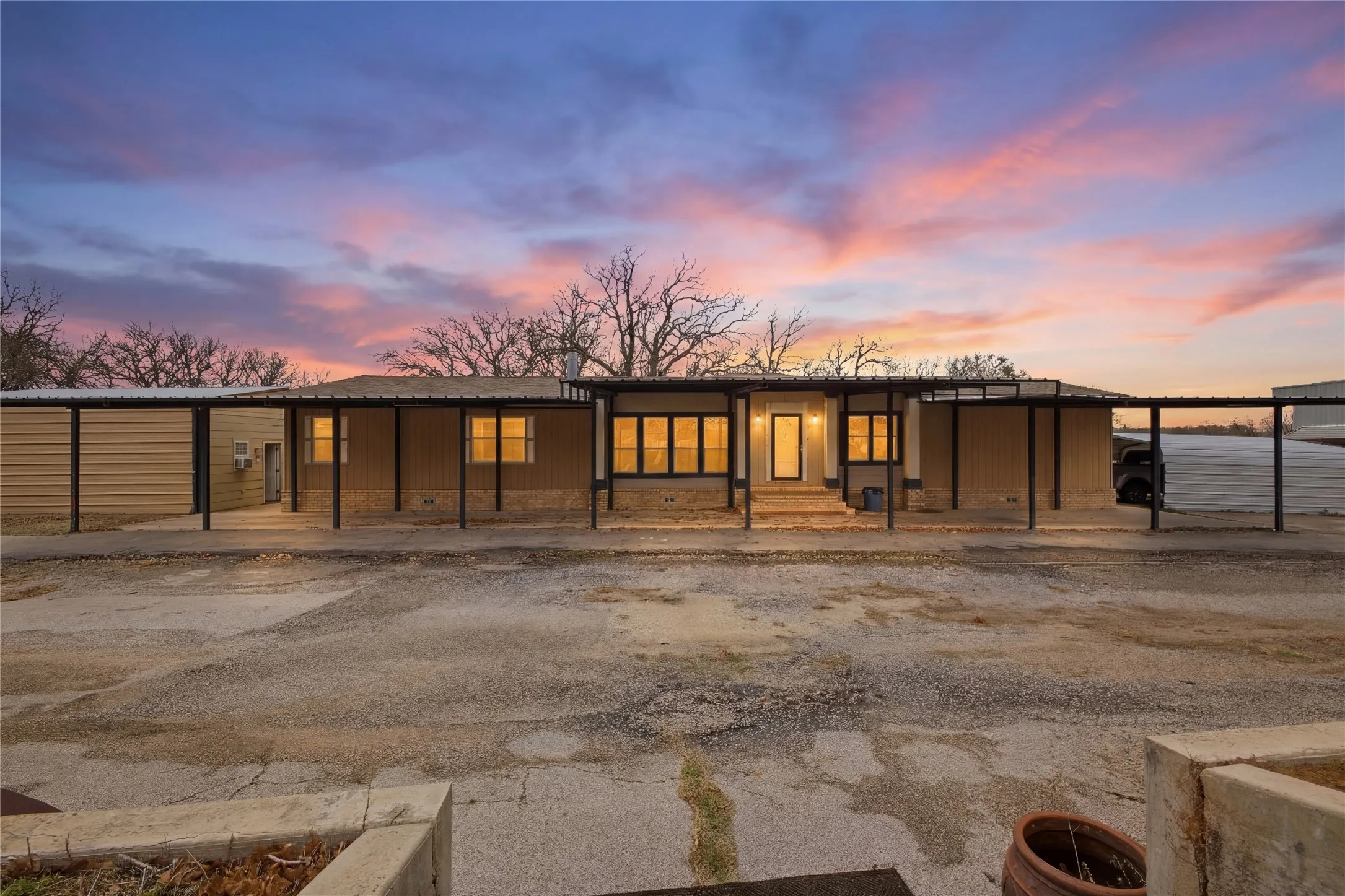 Mobile Home For Sale in Montague County , 1341 Hildreth Pool Road, Bowie, Texas 76230, 4 Bedroom, 3 Bathroom, Garage spaces, 4,368 Sqft, built in 2005, mls#21405567, Real Estate Agent in Bowie, Homes For Sale in Montague county, Homes For Sale in Bowie, Realtor in Bowie Texas, Real Estate Brokerage Independent Realty Texas, Luminita Cordes Realtor