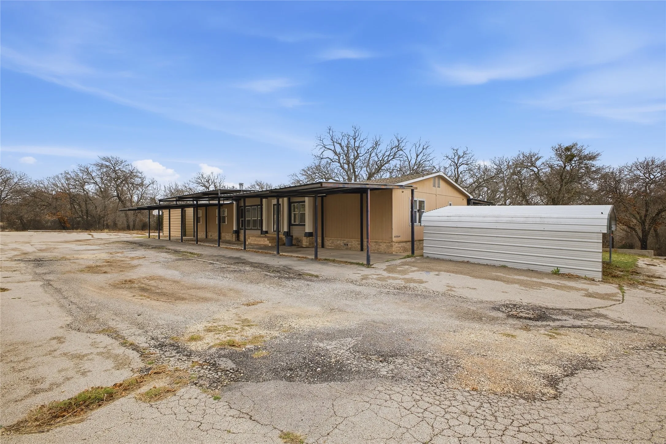 Mobile Home For Sale in Montague County , 1341 Hildreth Pool Road, Bowie, Texas 76230, 4 Bedroom, 3 Bathroom, Garage spaces, 4,368 Sqft, built in 2005, mls#21405567, Real Estate Agent in Bowie, Homes For Sale in Montague county, Homes For Sale in Bowie, Realtor in Bowie Texas, Real Estate Brokerage Independent Realty Texas, Luminita Cordes Realtor
