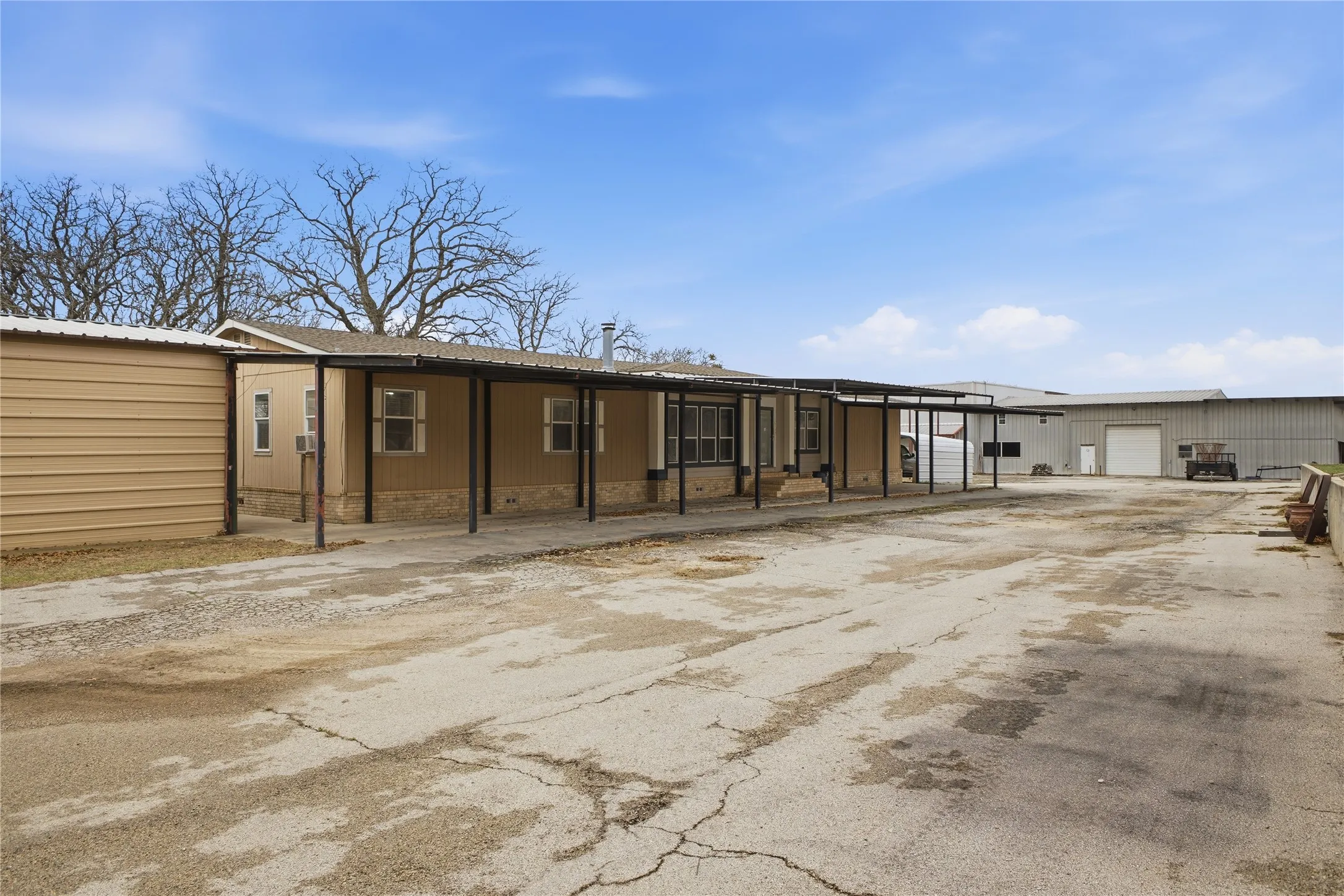Mobile Home For Sale in Montague County , 1341 Hildreth Pool Road, Bowie, Texas 76230, 4 Bedroom, 3 Bathroom, Garage spaces, 4,368 Sqft, built in 2005, mls#21405567, Real Estate Agent in Bowie, Homes For Sale in Montague county, Homes For Sale in Bowie, Realtor in Bowie Texas, Real Estate Brokerage Independent Realty Texas, Luminita Cordes Realtor