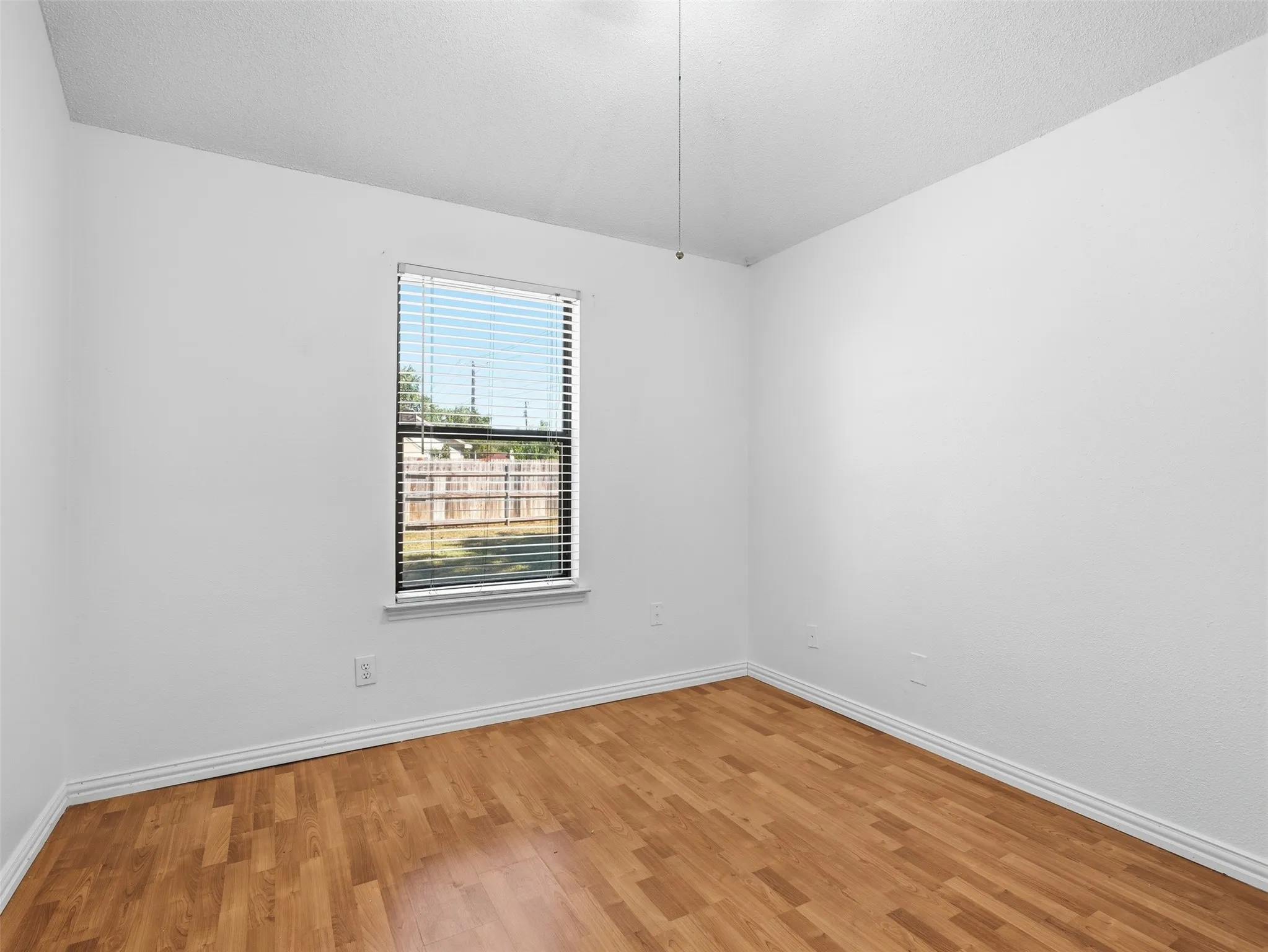 Single Family Residence For Sale in Tarrant County , 7567 Casburn Court, Fort Worth, Texas 76120, 5 Bedroom, 2 Bathroom, 2 Garage spaces, 1,938 Sqft, built in 1990, mls#21405578, Real Estate Agent in Fort Worth, Homes For Sale in Tarrant county, Homes For Sale in Fort Worth, Realtor in Fort Worth Texas, Real Estate Brokerage Independent Realty Texas, Luminita Cordes Realtor