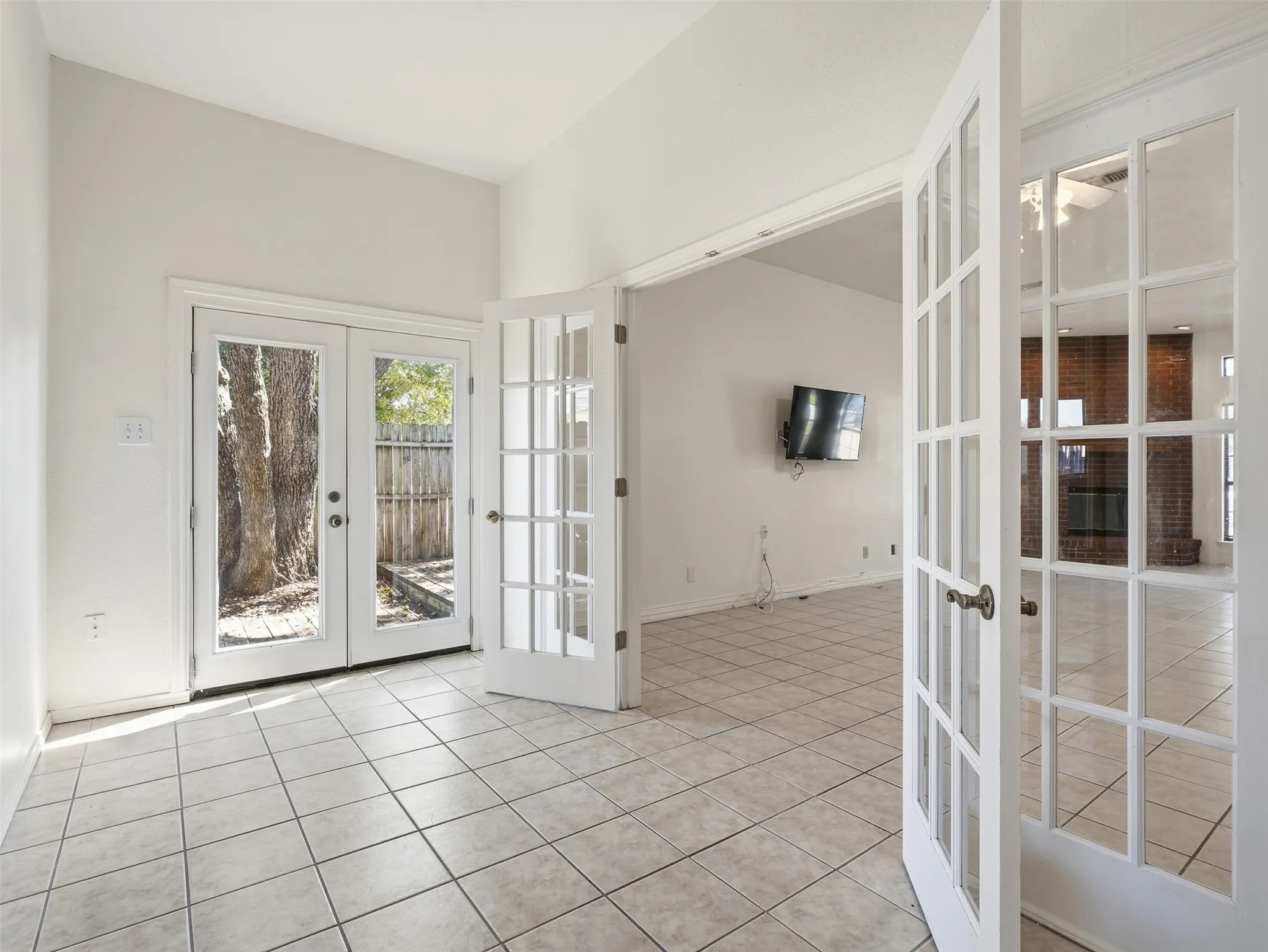 Single Family Residence For Sale in Tarrant County , 7567 Casburn Court, Fort Worth, Texas 76120, 5 Bedroom, 2 Bathroom, 2 Garage spaces, 1,938 Sqft, built in 1990, mls#21405578, Real Estate Agent in Fort Worth, Homes For Sale in Tarrant county, Homes For Sale in Fort Worth, Realtor in Fort Worth Texas, Real Estate Brokerage Independent Realty Texas, Luminita Cordes Realtor