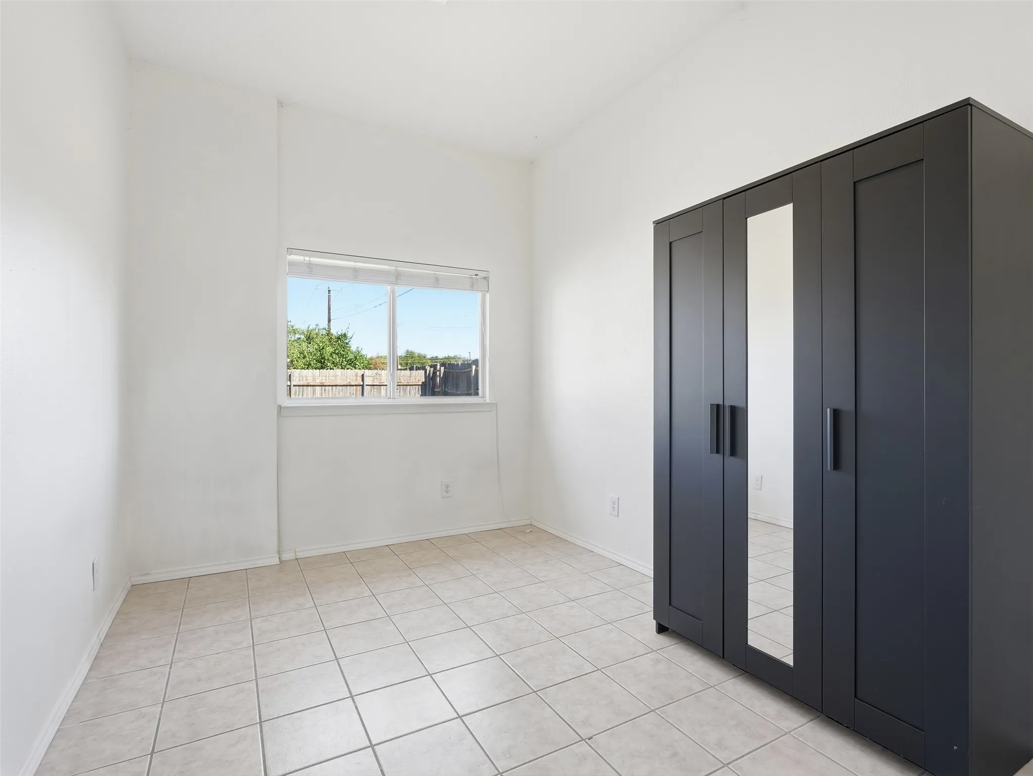 Single Family Residence For Sale in Tarrant County , 7567 Casburn Court, Fort Worth, Texas 76120, 5 Bedroom, 2 Bathroom, 2 Garage spaces, 1,938 Sqft, built in 1990, mls#21405578, Real Estate Agent in Fort Worth, Homes For Sale in Tarrant county, Homes For Sale in Fort Worth, Realtor in Fort Worth Texas, Real Estate Brokerage Independent Realty Texas, Luminita Cordes Realtor