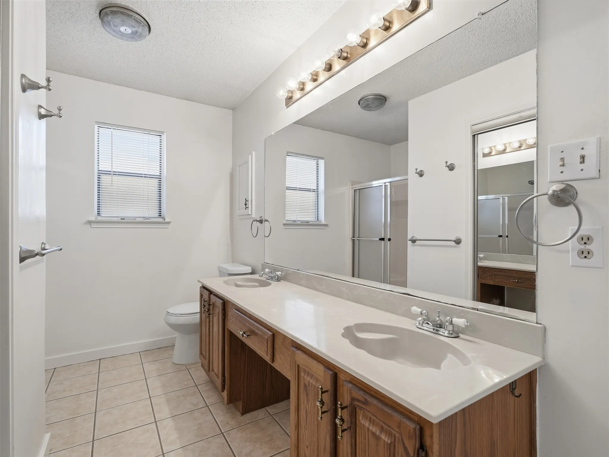 Single Family Residence For Sale in Tarrant County , 7567 Casburn Court, Fort Worth, Texas 76120, 5 Bedroom, 2 Bathroom, 2 Garage spaces, 1,938 Sqft, built in 1990, mls#21405578, Real Estate Agent in Fort Worth, Homes For Sale in Tarrant county, Homes For Sale in Fort Worth, Realtor in Fort Worth Texas, Real Estate Brokerage Independent Realty Texas, Luminita Cordes Realtor