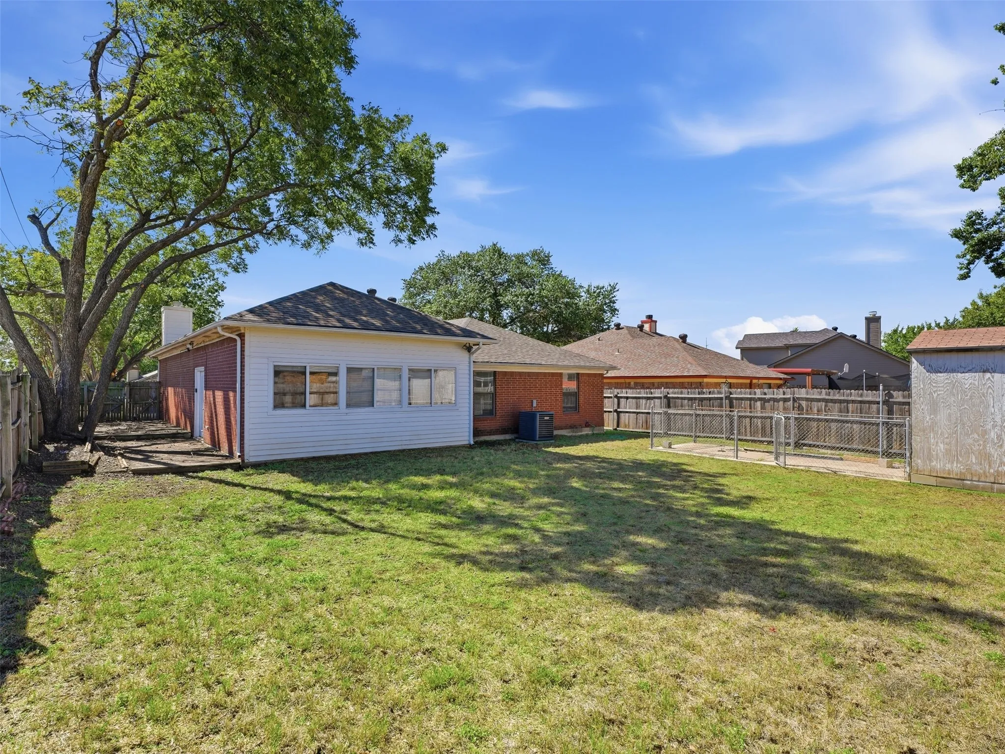 Single Family Residence For Sale in Tarrant County , 7567 Casburn Court, Fort Worth, Texas 76120, 5 Bedroom, 2 Bathroom, 2 Garage spaces, 1,938 Sqft, built in 1990, mls#21405578, Real Estate Agent in Fort Worth, Homes For Sale in Tarrant county, Homes For Sale in Fort Worth, Realtor in Fort Worth Texas, Real Estate Brokerage Independent Realty Texas, Luminita Cordes Realtor