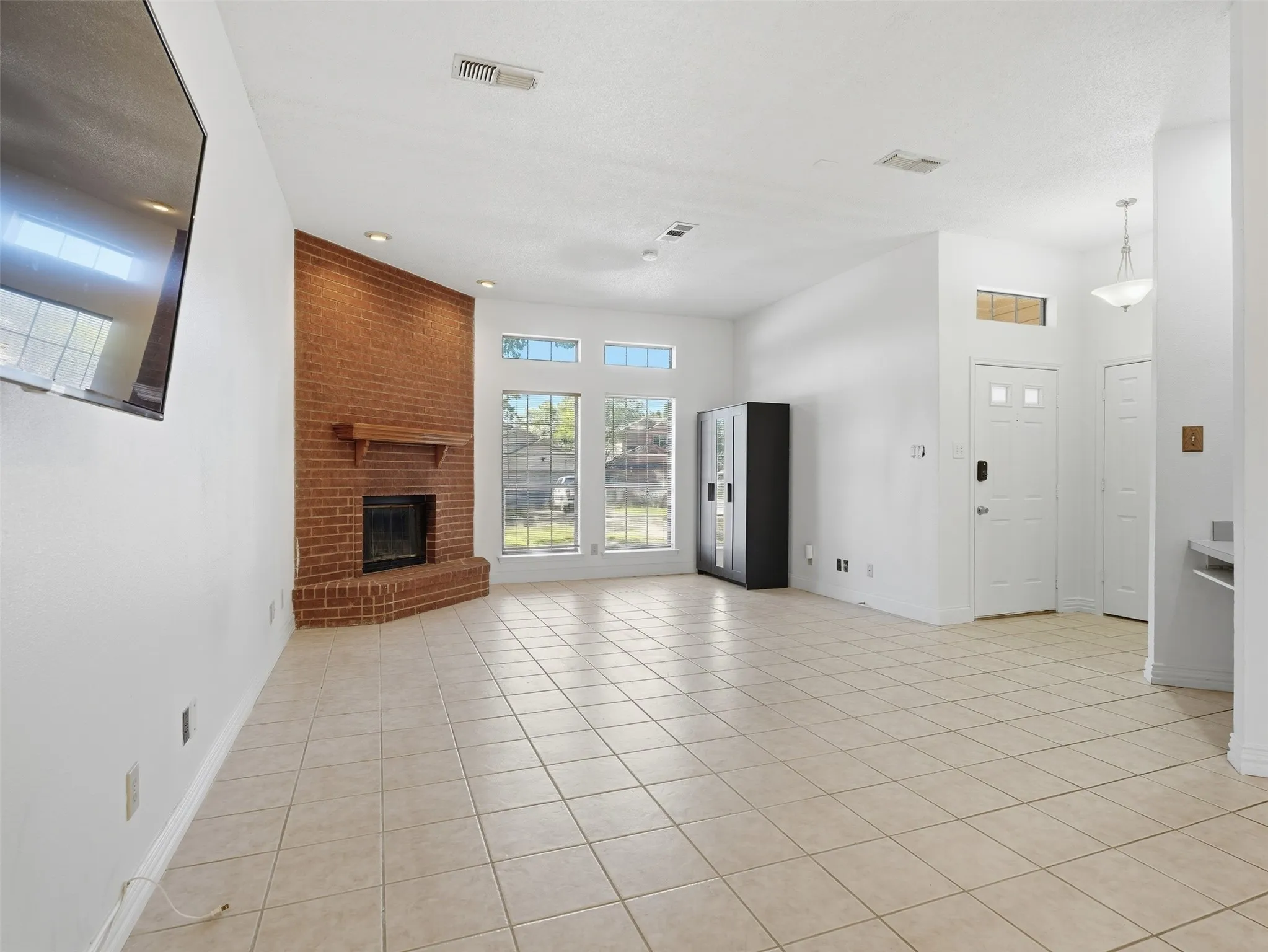 Single Family Residence For Sale in Tarrant County , 7567 Casburn Court, Fort Worth, Texas 76120, 5 Bedroom, 2 Bathroom, 2 Garage spaces, 1,938 Sqft, built in 1990, mls#21405578, Real Estate Agent in Fort Worth, Homes For Sale in Tarrant county, Homes For Sale in Fort Worth, Realtor in Fort Worth Texas, Real Estate Brokerage Independent Realty Texas, Luminita Cordes Realtor