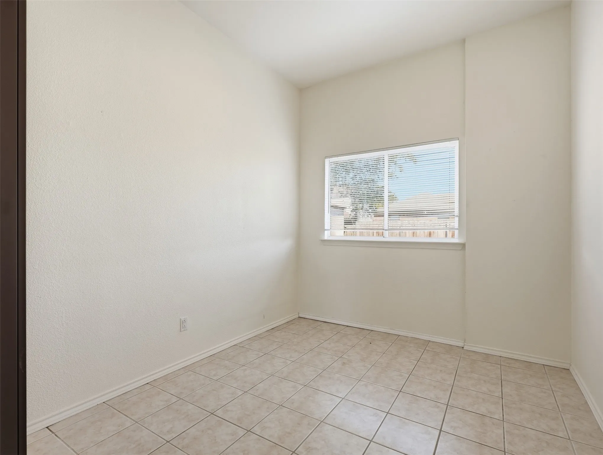 Single Family Residence For Sale in Tarrant County , 7567 Casburn Court, Fort Worth, Texas 76120, 5 Bedroom, 2 Bathroom, 2 Garage spaces, 1,938 Sqft, built in 1990, mls#21405578, Real Estate Agent in Fort Worth, Homes For Sale in Tarrant county, Homes For Sale in Fort Worth, Realtor in Fort Worth Texas, Real Estate Brokerage Independent Realty Texas, Luminita Cordes Realtor