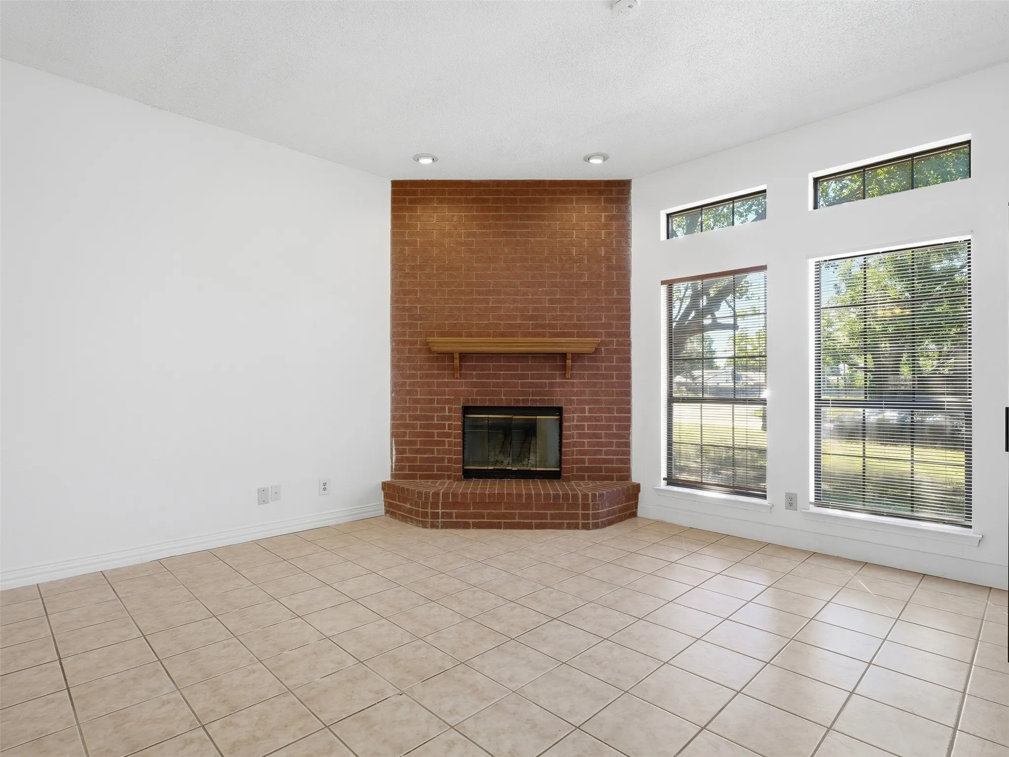 Single Family Residence For Sale in Tarrant County , 7567 Casburn Court, Fort Worth, Texas 76120, 5 Bedroom, 2 Bathroom, 2 Garage spaces, 1,938 Sqft, built in 1990, mls#21405578, Real Estate Agent in Fort Worth, Homes For Sale in Tarrant county, Homes For Sale in Fort Worth, Realtor in Fort Worth Texas, Real Estate Brokerage Independent Realty Texas, Luminita Cordes Realtor
