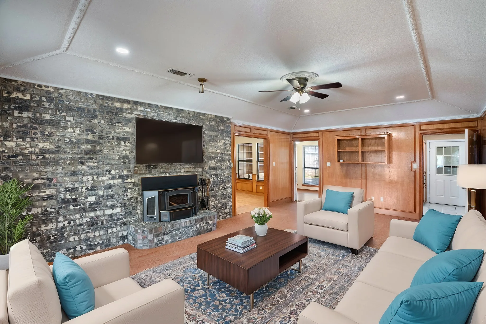 Single Family Residence For Sale in Fannin County , 300 E Short Street, Leonard, Texas 75452, 3 Bedroom, 2 Bathroom, 3 Garage spaces, 2,127 Sqft, built in 1990, mls#21405628, Real Estate Agent in Leonard, Homes For Sale in Fannin county, Homes For Sale in Leonard, Realtor in Leonard Texas, Real Estate Brokerage Independent Realty Texas, Luminita Cordes Realtor