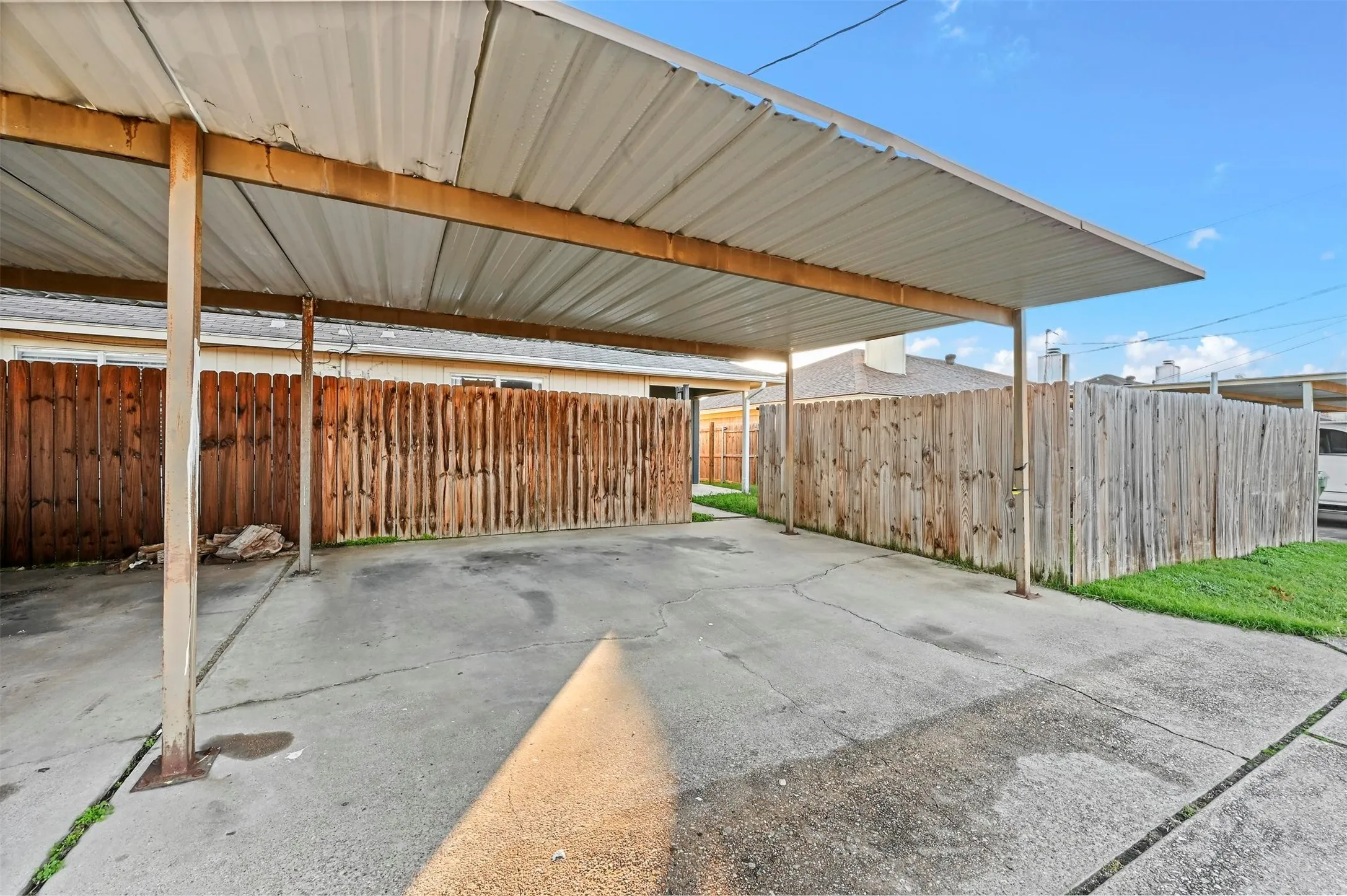 Single Family Residence For Rent in Tarrant County , 2814 Sherry Street, Arlington, Texas 76014, 2 Bedroom, 2 Bathroom, Garage spaces, 928 Sqft, built in 1987, mls#21405637, Real Estate Agent in Arlington, Homes For Rent in Tarrant county, Homes For Rent in Arlington, Realtor in Arlington Texas, Real Estate Brokerage Independent Realty Texas, Luminita Cordes Realtor
