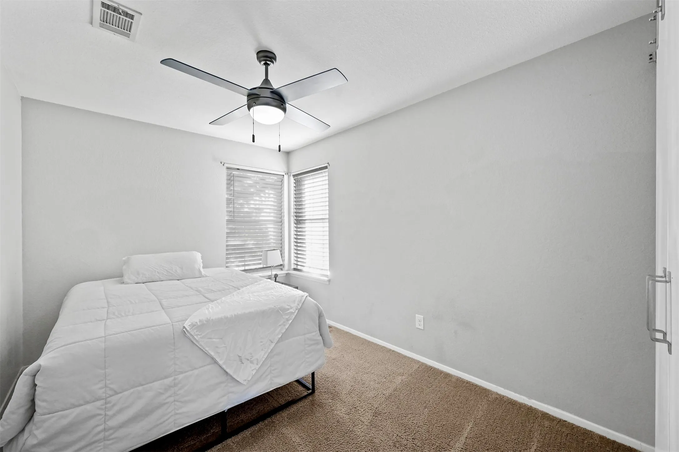 Single Family Residence For Rent in Tarrant County , 2814 Sherry Street, Arlington, Texas 76014, 2 Bedroom, 2 Bathroom, Garage spaces, 928 Sqft, built in 1987, mls#21405637, Real Estate Agent in Arlington, Homes For Rent in Tarrant county, Homes For Rent in Arlington, Realtor in Arlington Texas, Real Estate Brokerage Independent Realty Texas, Luminita Cordes Realtor