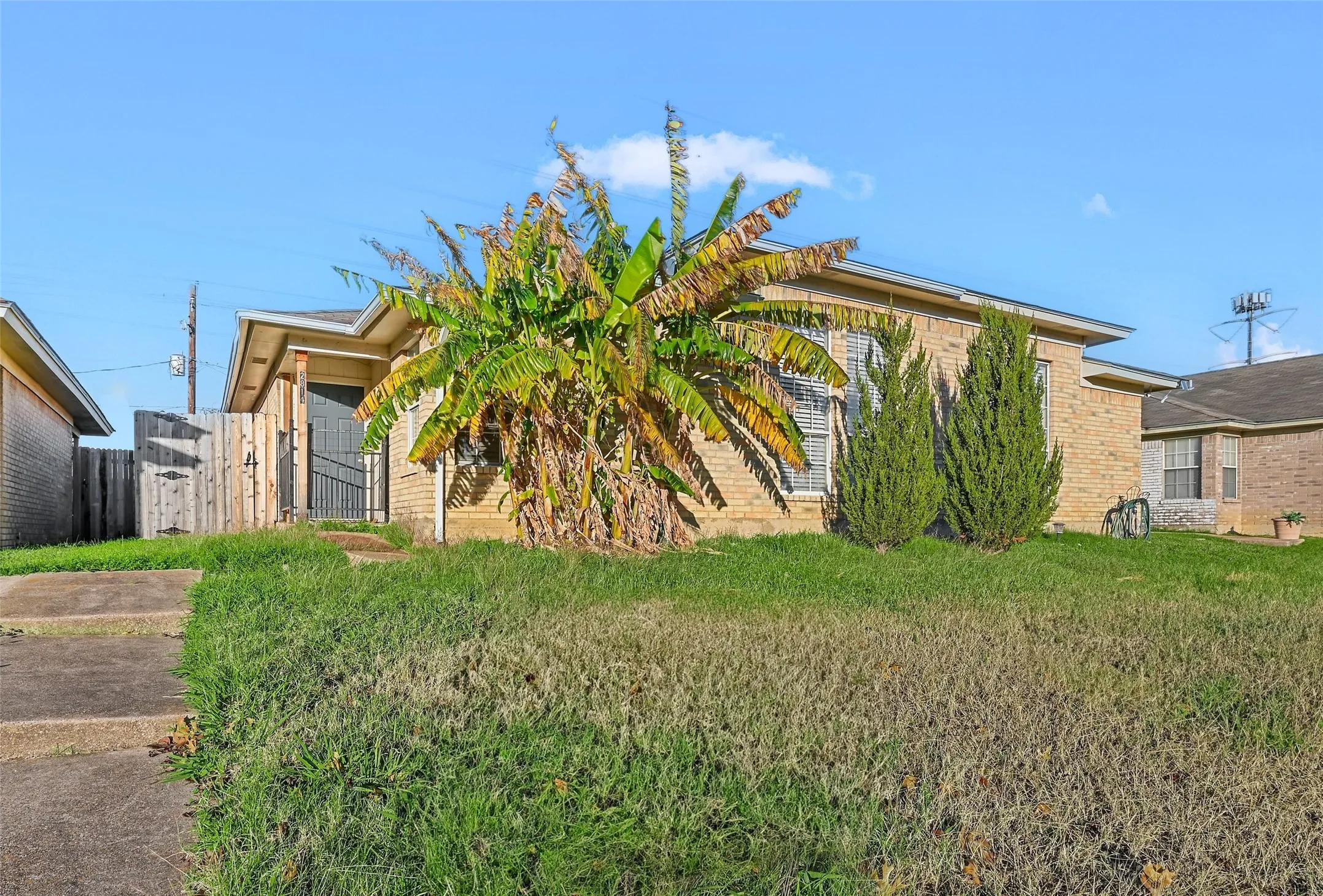 Single Family Residence For Rent in Tarrant County , 2814 Sherry Street, Arlington, Texas 76014, 2 Bedroom, 2 Bathroom, Garage spaces, 928 Sqft, built in 1987, mls#21405637, Real Estate Agent in Arlington, Homes For Rent in Tarrant county, Homes For Rent in Arlington, Realtor in Arlington Texas, Real Estate Brokerage Independent Realty Texas, Luminita Cordes Realtor