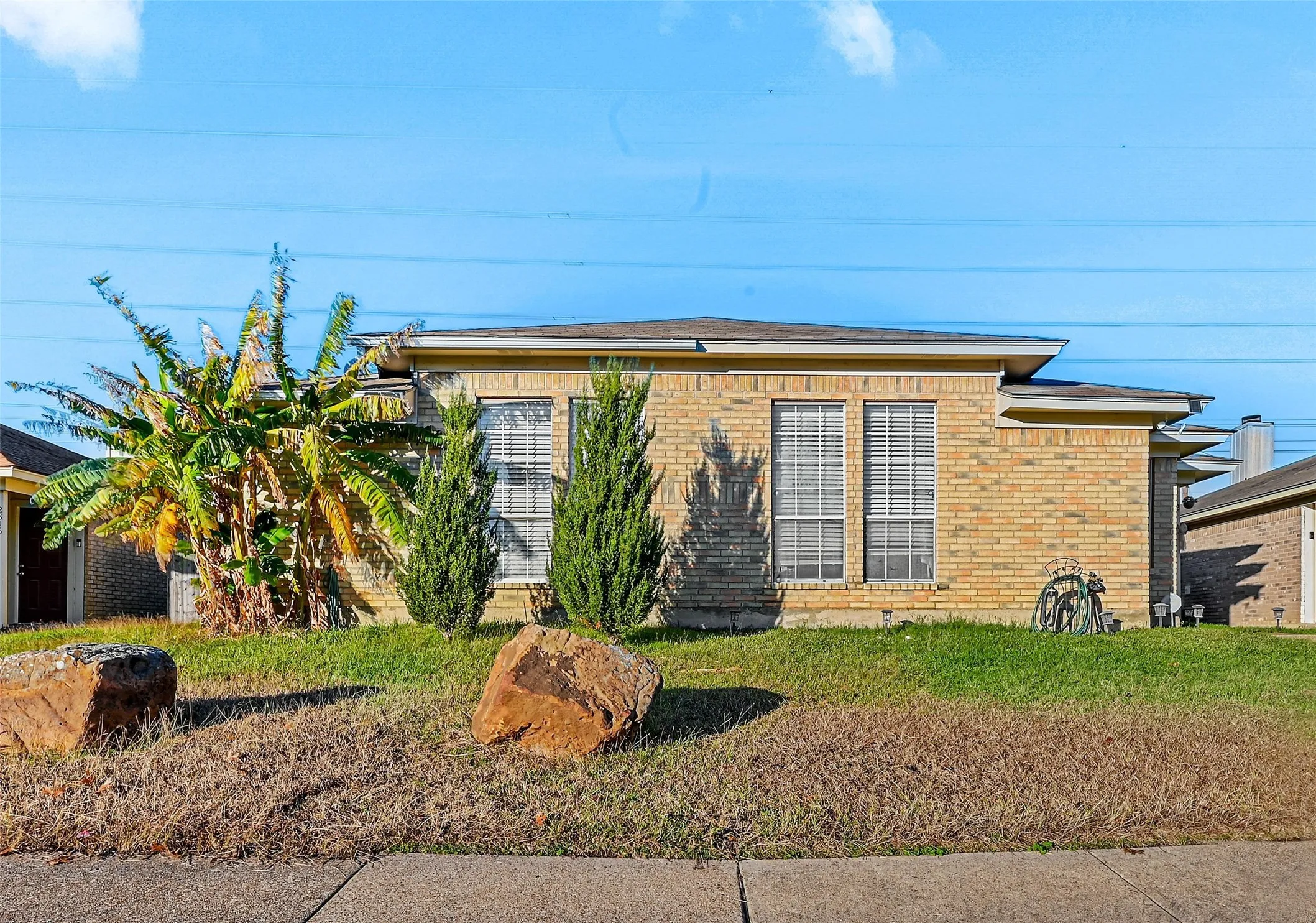 Single Family Residence For Rent in Tarrant County , 2814 Sherry Street, Arlington, Texas 76014, 2 Bedroom, 2 Bathroom, Garage spaces, 928 Sqft, built in 1987, mls#21405637, Real Estate Agent in Arlington, Homes For Rent in Tarrant county, Homes For Rent in Arlington, Realtor in Arlington Texas, Real Estate Brokerage Independent Realty Texas, Luminita Cordes Realtor