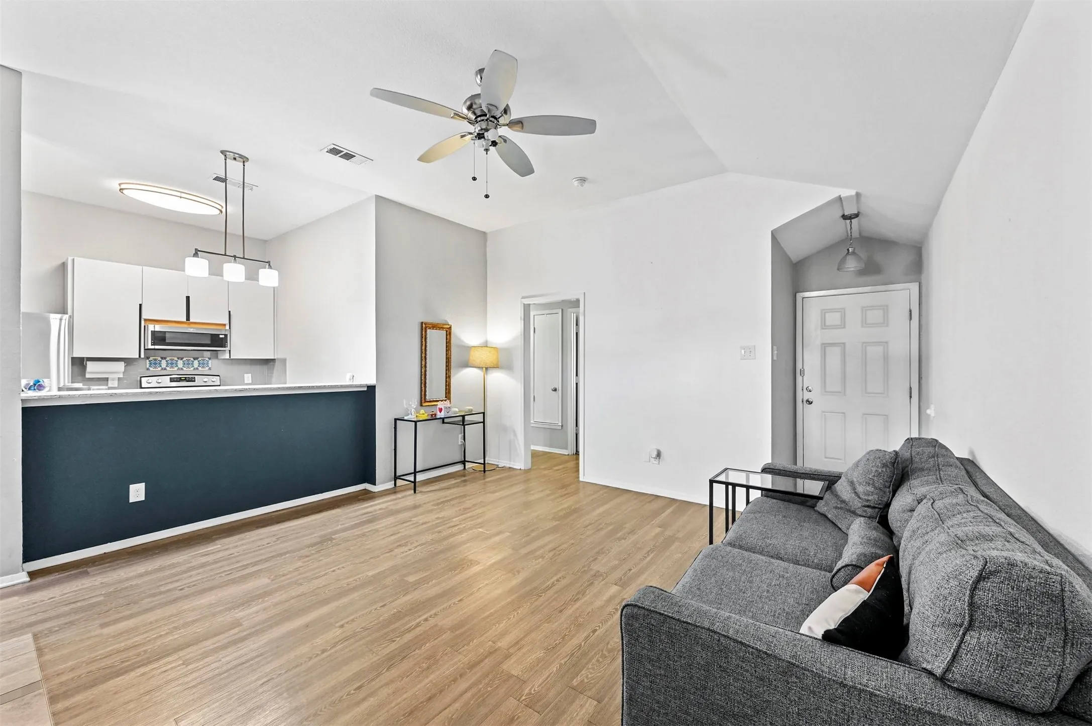 Single Family Residence For Rent in Tarrant County , 2814 Sherry Street, Arlington, Texas 76014, 2 Bedroom, 2 Bathroom, Garage spaces, 928 Sqft, built in 1987, mls#21405637, Real Estate Agent in Arlington, Homes For Rent in Tarrant county, Homes For Rent in Arlington, Realtor in Arlington Texas, Real Estate Brokerage Independent Realty Texas, Luminita Cordes Realtor