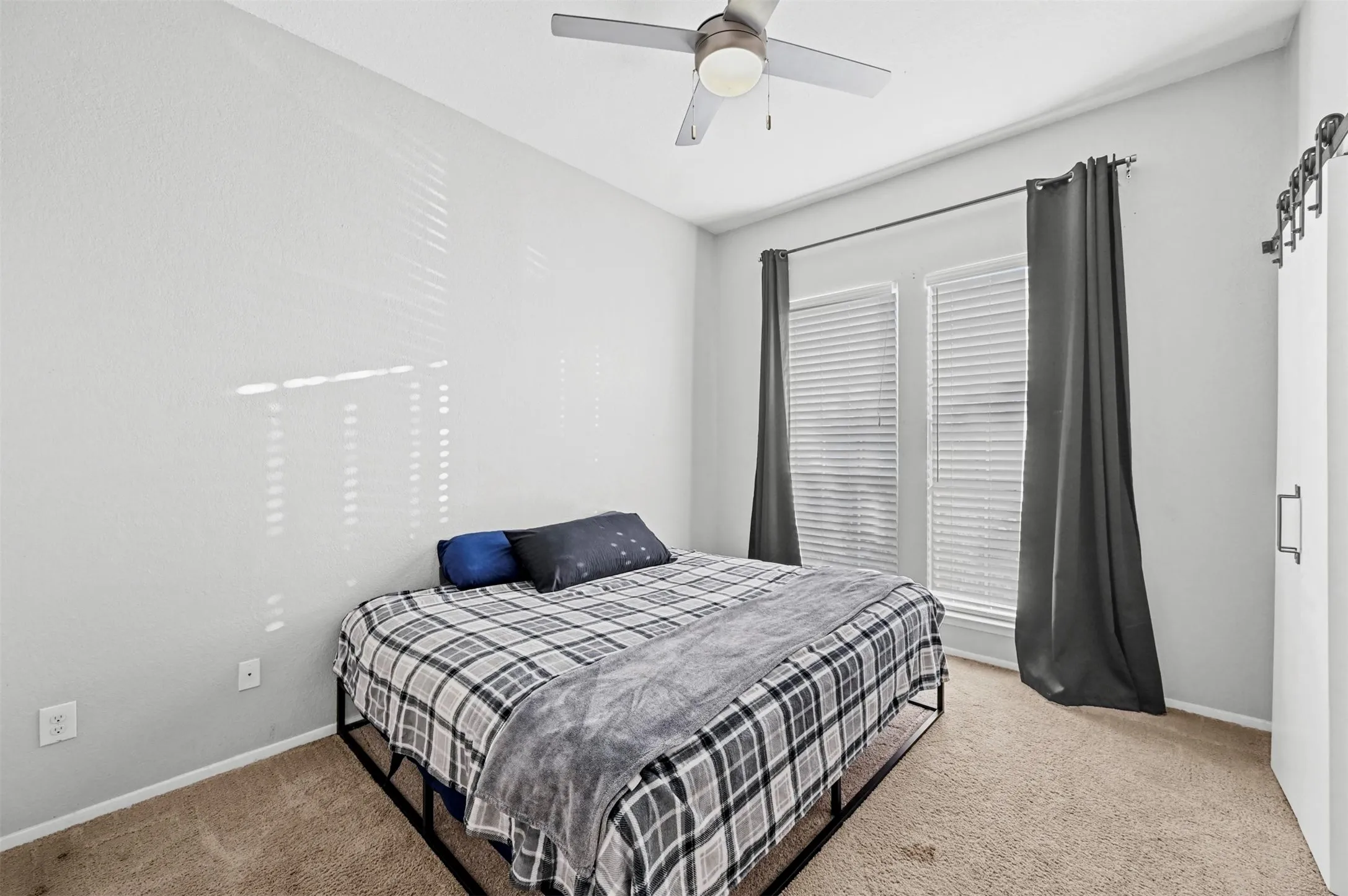 Single Family Residence For Rent in Tarrant County , 2814 Sherry Street, Arlington, Texas 76014, 2 Bedroom, 2 Bathroom, Garage spaces, 928 Sqft, built in 1987, mls#21405637, Real Estate Agent in Arlington, Homes For Rent in Tarrant county, Homes For Rent in Arlington, Realtor in Arlington Texas, Real Estate Brokerage Independent Realty Texas, Luminita Cordes Realtor