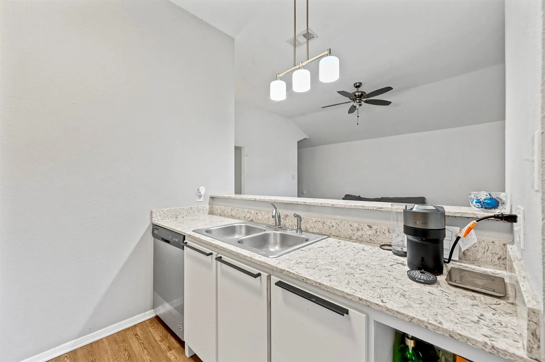 Single Family Residence For Rent in Tarrant County , 2814 Sherry Street, Arlington, Texas 76014, 2 Bedroom, 2 Bathroom, Garage spaces, 928 Sqft, built in 1987, mls#21405637, Real Estate Agent in Arlington, Homes For Rent in Tarrant county, Homes For Rent in Arlington, Realtor in Arlington Texas, Real Estate Brokerage Independent Realty Texas, Luminita Cordes Realtor