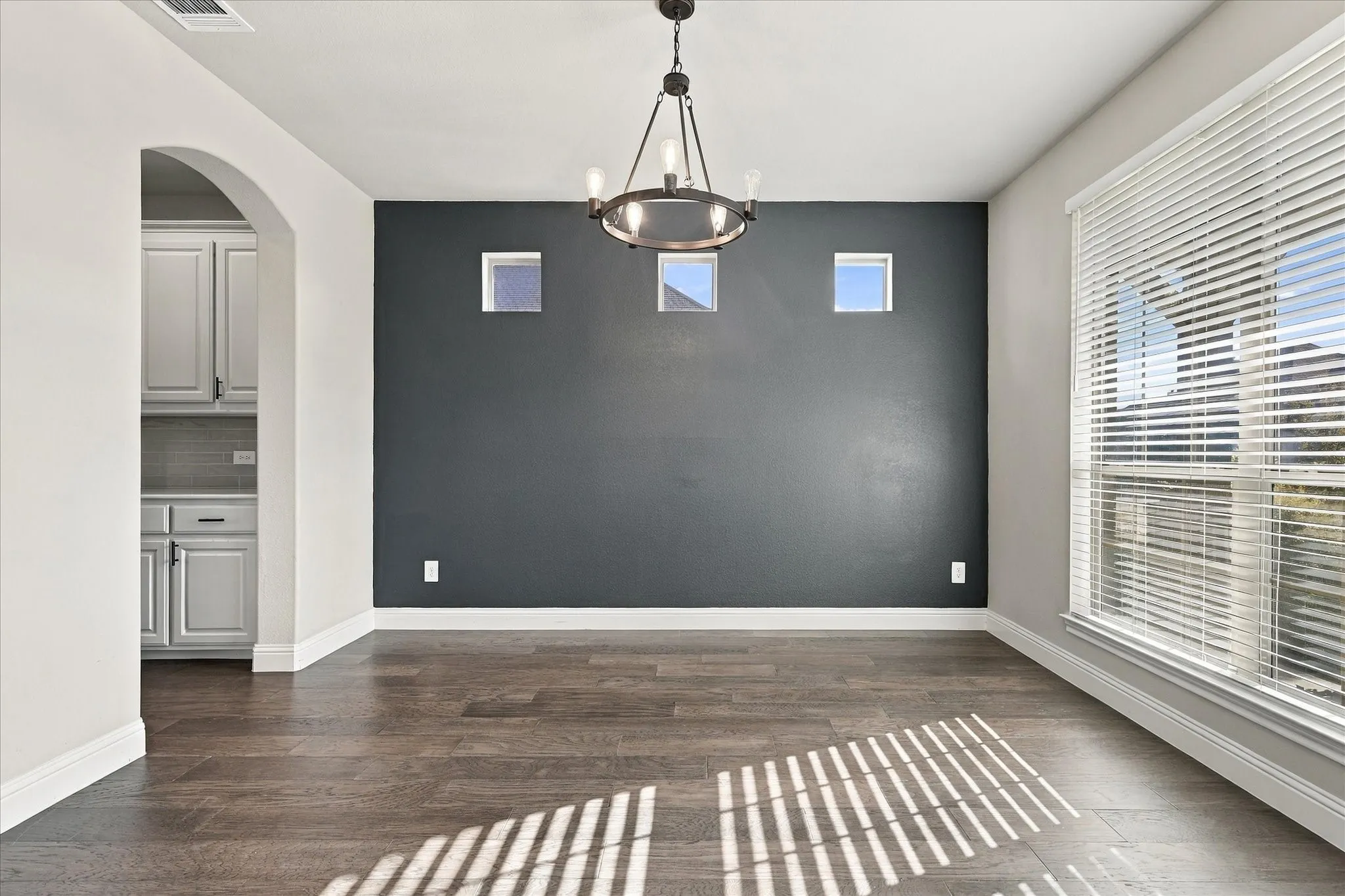 Single Family Residence For Sale in Ellis County , 602 Dean Box Drive, Waxahachie, Texas 75165, 4 Bedroom, 4 Bathroom, 2 Garage spaces, 3,084 Sqft, built in 2022, mls#21405645, Real Estate Agent in Waxahachie, Homes For Sale in Ellis county, Homes For Sale in Waxahachie, Realtor in Waxahachie Texas, Real Estate Brokerage Independent Realty Texas, Luminita Cordes Realtor