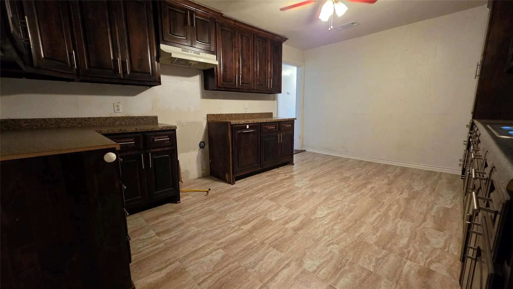 Single Family Residence For Sale in Tarrant County , 524 W Broadus Avenue, Fort Worth, Texas 76115, 2 Bedroom, 1 Bathroom, Garage spaces, 1,158 Sqft, built in 1922, mls#21405653, Real Estate Agent in Fort Worth, Homes For Sale in Tarrant county, Homes For Sale in Fort Worth, Realtor in Fort Worth Texas, Real Estate Brokerage Independent Realty Texas, Luminita Cordes Realtor