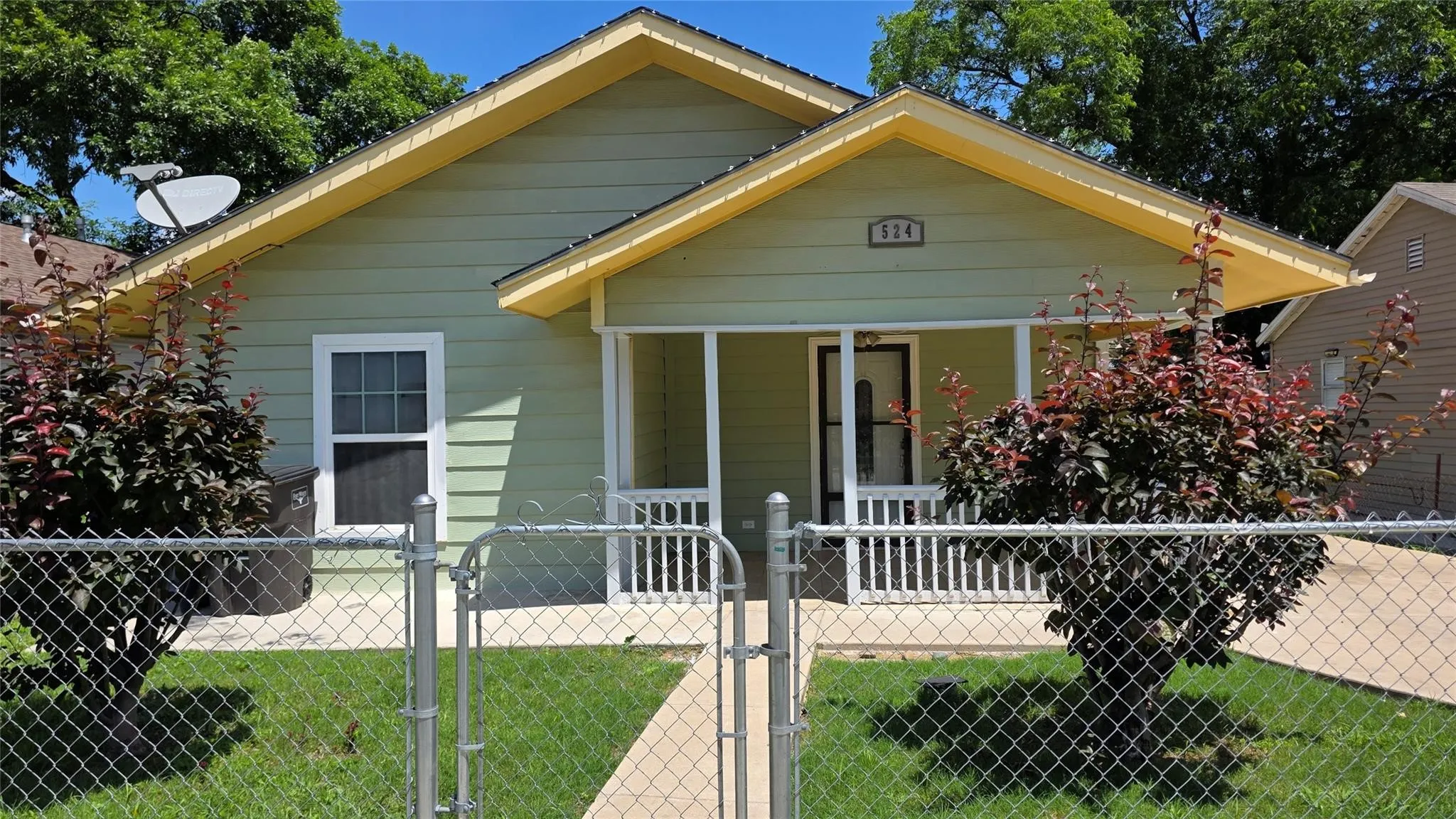 Single Family Residence For Sale in Tarrant County , 524 W Broadus Avenue, Fort Worth, Texas 76115, 2 Bedroom, 1 Bathroom, Garage spaces, 1,158 Sqft, built in 1922, mls#21405653, Real Estate Agent in Fort Worth, Homes For Sale in Tarrant county, Homes For Sale in Fort Worth, Realtor in Fort Worth Texas, Real Estate Brokerage Independent Realty Texas, Luminita Cordes Realtor