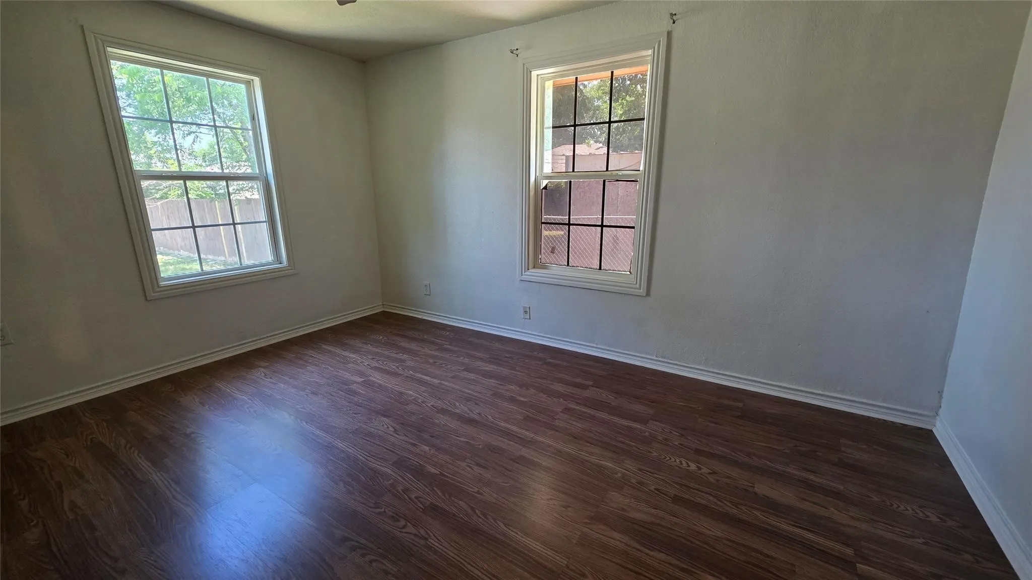 Single Family Residence For Sale in Tarrant County , 524 W Broadus Avenue, Fort Worth, Texas 76115, 2 Bedroom, 1 Bathroom, Garage spaces, 1,158 Sqft, built in 1922, mls#21405653, Real Estate Agent in Fort Worth, Homes For Sale in Tarrant county, Homes For Sale in Fort Worth, Realtor in Fort Worth Texas, Real Estate Brokerage Independent Realty Texas, Luminita Cordes Realtor
