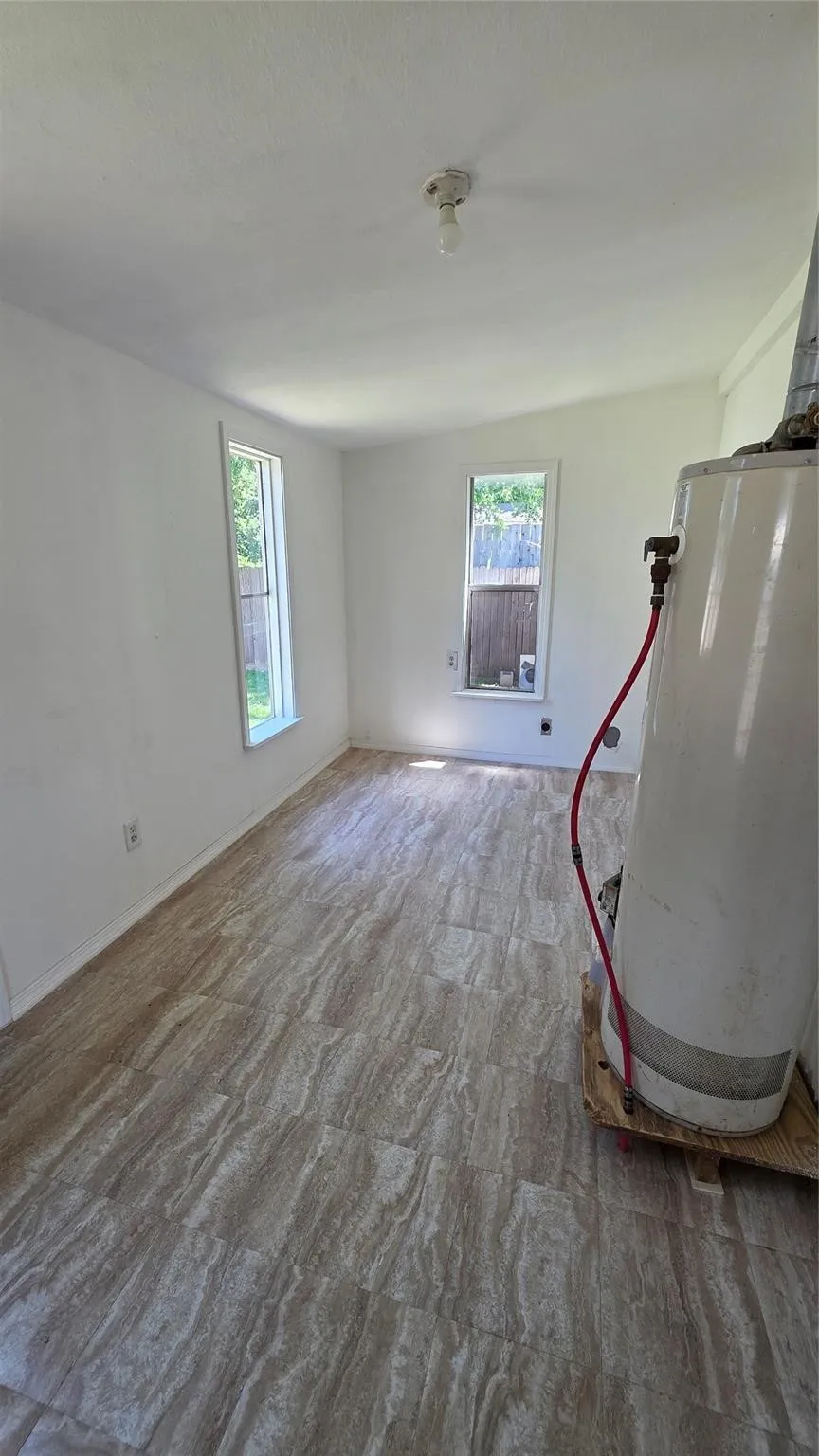 Single Family Residence For Sale in Tarrant County , 524 W Broadus Avenue, Fort Worth, Texas 76115, 2 Bedroom, 1 Bathroom, Garage spaces, 1,158 Sqft, built in 1922, mls#21405653, Real Estate Agent in Fort Worth, Homes For Sale in Tarrant county, Homes For Sale in Fort Worth, Realtor in Fort Worth Texas, Real Estate Brokerage Independent Realty Texas, Luminita Cordes Realtor