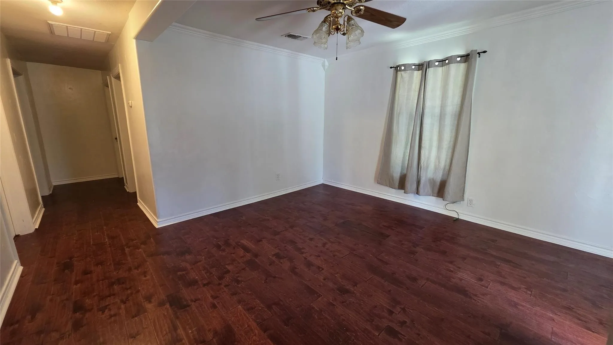 Single Family Residence For Sale in Tarrant County , 524 W Broadus Avenue, Fort Worth, Texas 76115, 2 Bedroom, 1 Bathroom, Garage spaces, 1,158 Sqft, built in 1922, mls#21405653, Real Estate Agent in Fort Worth, Homes For Sale in Tarrant county, Homes For Sale in Fort Worth, Realtor in Fort Worth Texas, Real Estate Brokerage Independent Realty Texas, Luminita Cordes Realtor