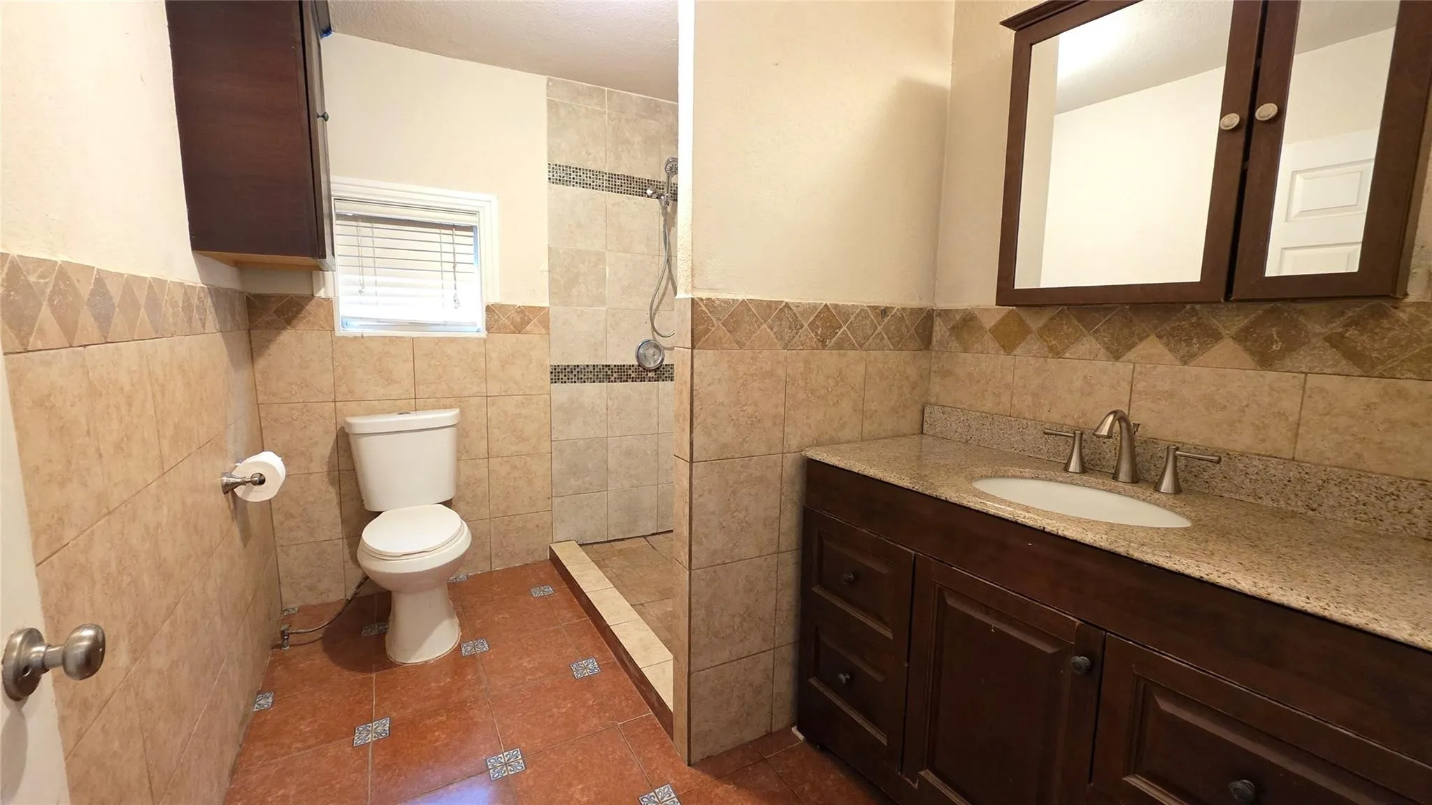 Single Family Residence For Sale in Tarrant County , 524 W Broadus Avenue, Fort Worth, Texas 76115, 2 Bedroom, 1 Bathroom, Garage spaces, 1,158 Sqft, built in 1922, mls#21405653, Real Estate Agent in Fort Worth, Homes For Sale in Tarrant county, Homes For Sale in Fort Worth, Realtor in Fort Worth Texas, Real Estate Brokerage Independent Realty Texas, Luminita Cordes Realtor