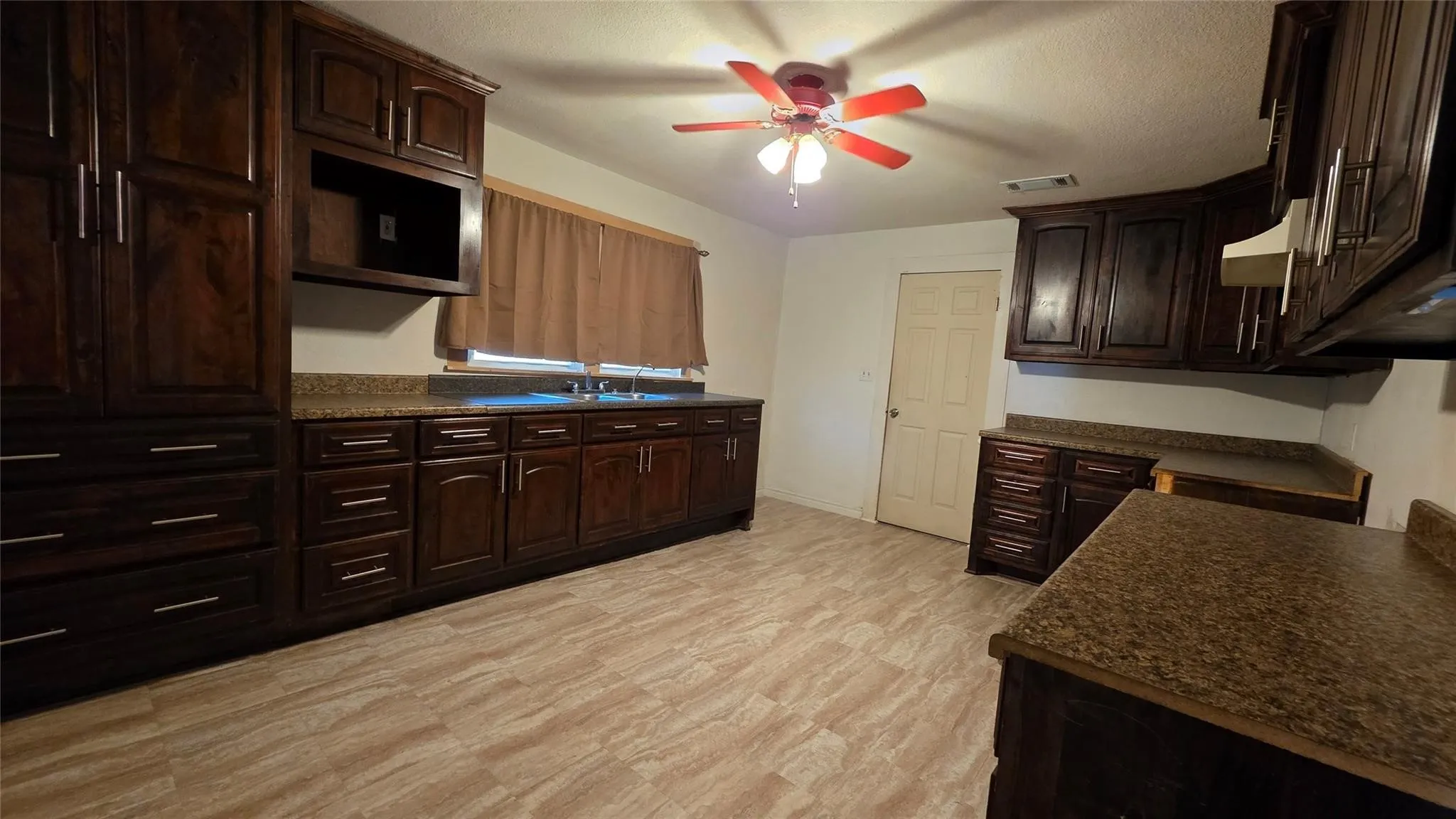 Single Family Residence For Sale in Tarrant County , 524 W Broadus Avenue, Fort Worth, Texas 76115, 2 Bedroom, 1 Bathroom, Garage spaces, 1,158 Sqft, built in 1922, mls#21405653, Real Estate Agent in Fort Worth, Homes For Sale in Tarrant county, Homes For Sale in Fort Worth, Realtor in Fort Worth Texas, Real Estate Brokerage Independent Realty Texas, Luminita Cordes Realtor