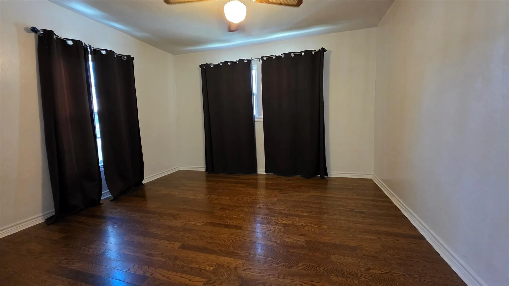Single Family Residence For Sale in Tarrant County , 524 W Broadus Avenue, Fort Worth, Texas 76115, 2 Bedroom, 1 Bathroom, Garage spaces, 1,158 Sqft, built in 1922, mls#21405653, Real Estate Agent in Fort Worth, Homes For Sale in Tarrant county, Homes For Sale in Fort Worth, Realtor in Fort Worth Texas, Real Estate Brokerage Independent Realty Texas, Luminita Cordes Realtor