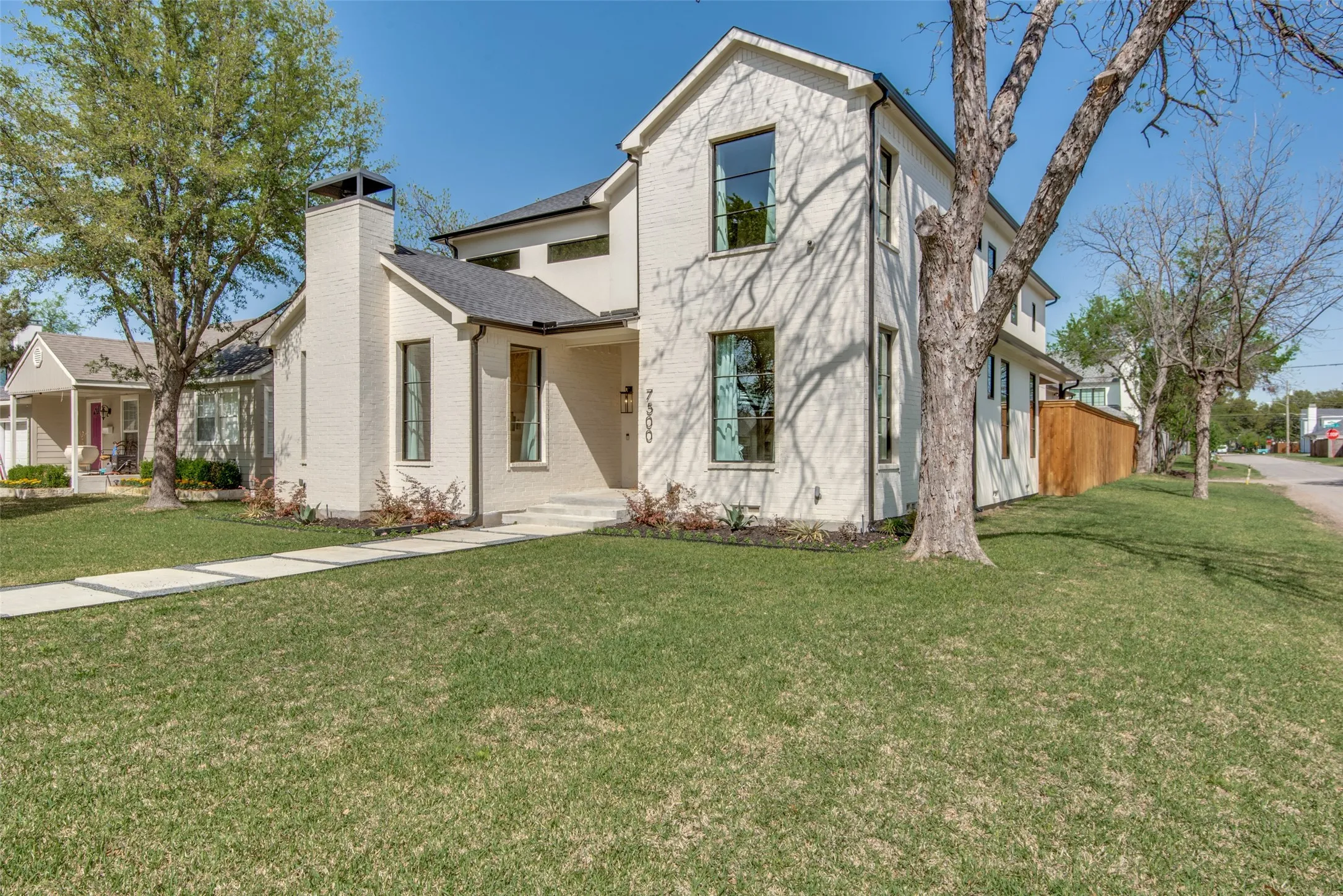Single Family Residence For Sale in Dallas County , 7500 Kaywood Drive, Dallas, Texas 75209, 5 Bedroom, 7 Bathroom, 2 Garage spaces, 3,937 Sqft, built in 1940, mls#21404961, Real Estate Agent in Dallas, Homes For Sale in Dallas county, Homes For Sale in Dallas, Realtor in Dallas Texas, Real Estate Brokerage Independent Realty Texas, Luminita Cordes Realtor