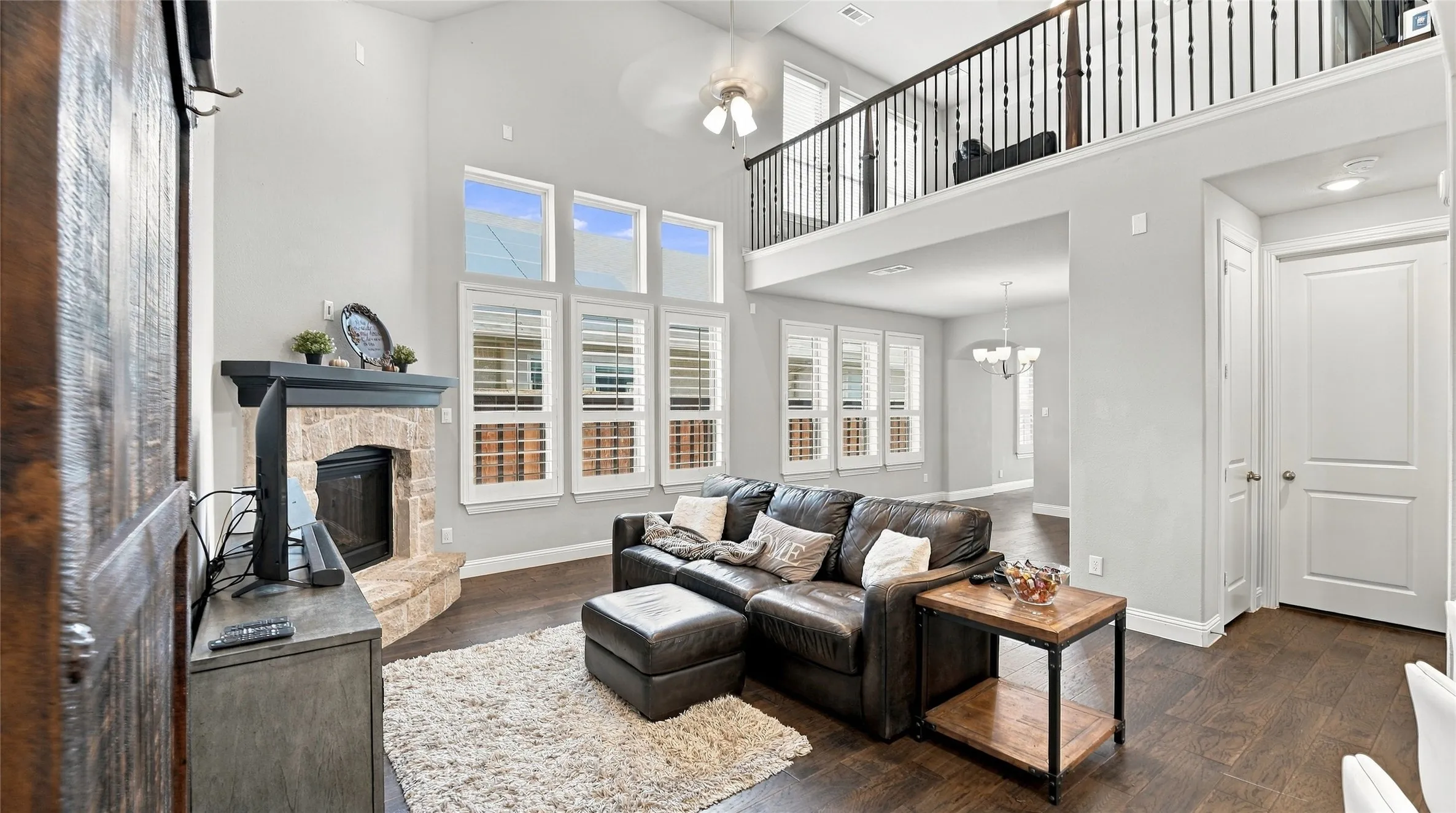 Living Room with Vaulted Ceilings and Gas Fireplace
