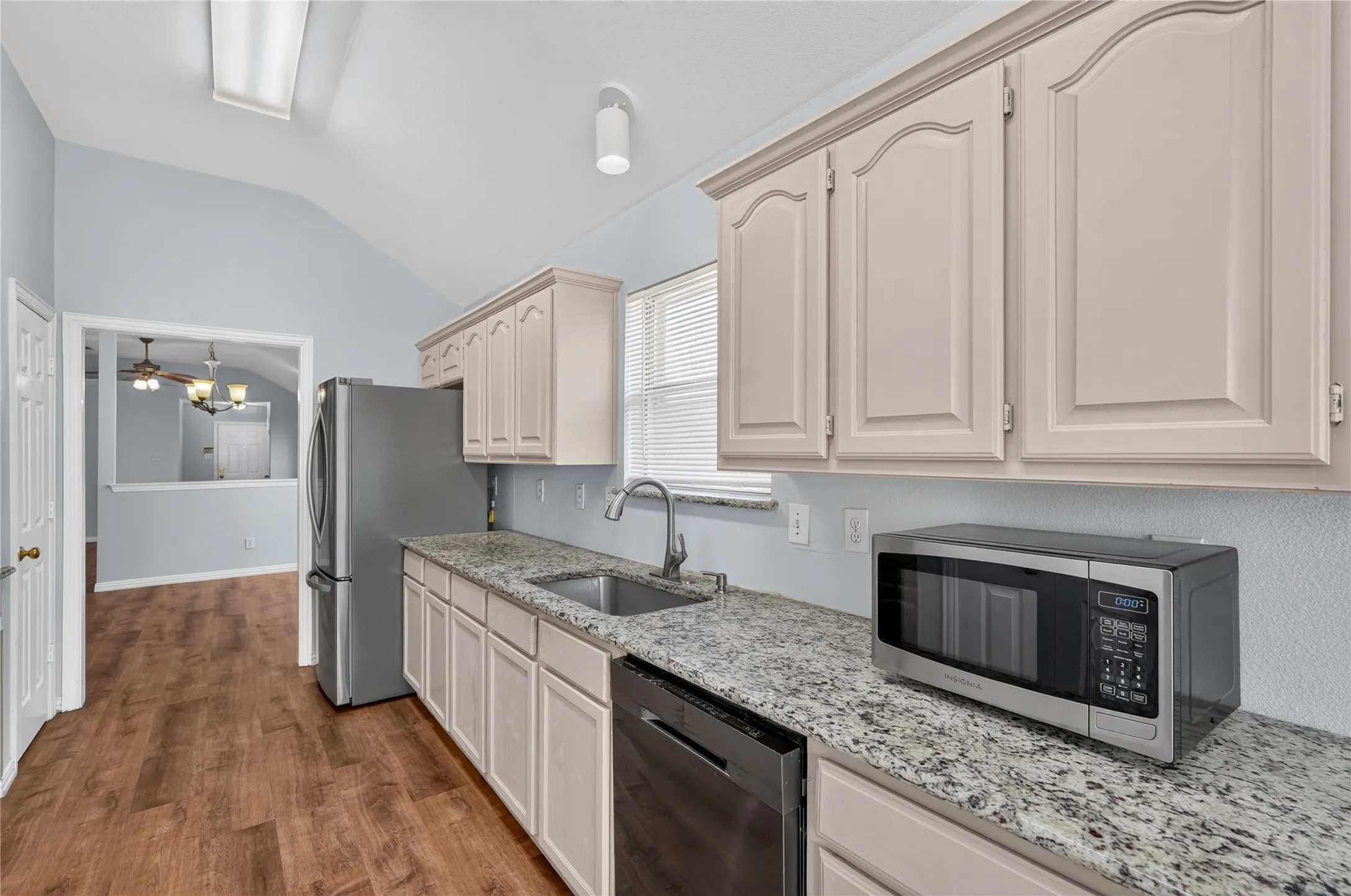 Single Family Residence For Sale in Denton County , 1309 Riley Drive, Carrollton, Texas 75007, 3 Bedroom, 2 Bathroom, 2 Garage spaces, 1,523 Sqft, built in 1998, mls#21405662, Real Estate Agent in Carrollton, Homes For Sale in Denton county, Homes For Sale in Carrollton, Realtor in Carrollton Texas, Real Estate Brokerage Independent Realty Texas, Luminita Cordes Realtor