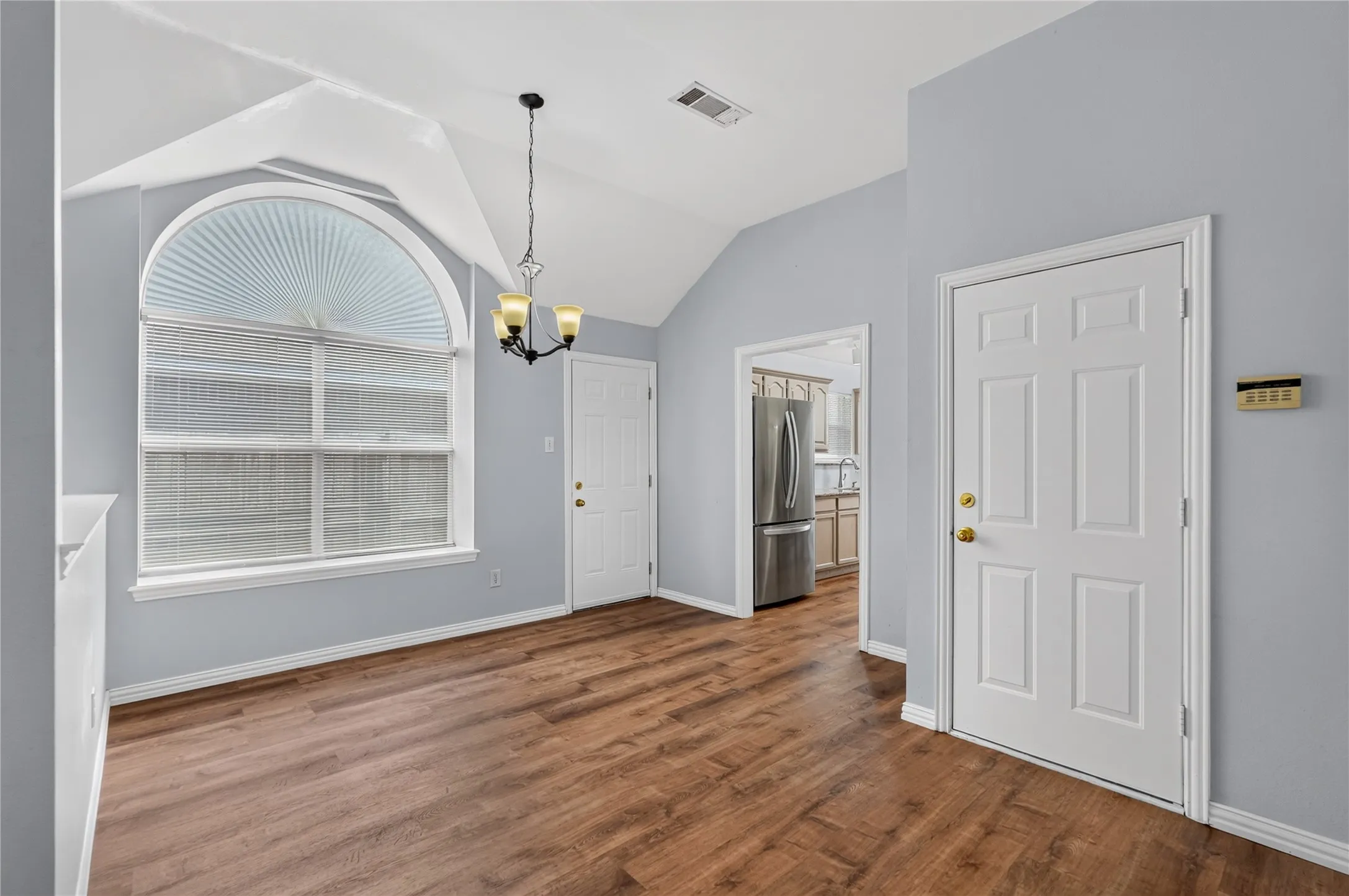 Single Family Residence For Sale in Denton County , 1309 Riley Drive, Carrollton, Texas 75007, 3 Bedroom, 2 Bathroom, 2 Garage spaces, 1,523 Sqft, built in 1998, mls#21405662, Real Estate Agent in Carrollton, Homes For Sale in Denton county, Homes For Sale in Carrollton, Realtor in Carrollton Texas, Real Estate Brokerage Independent Realty Texas, Luminita Cordes Realtor