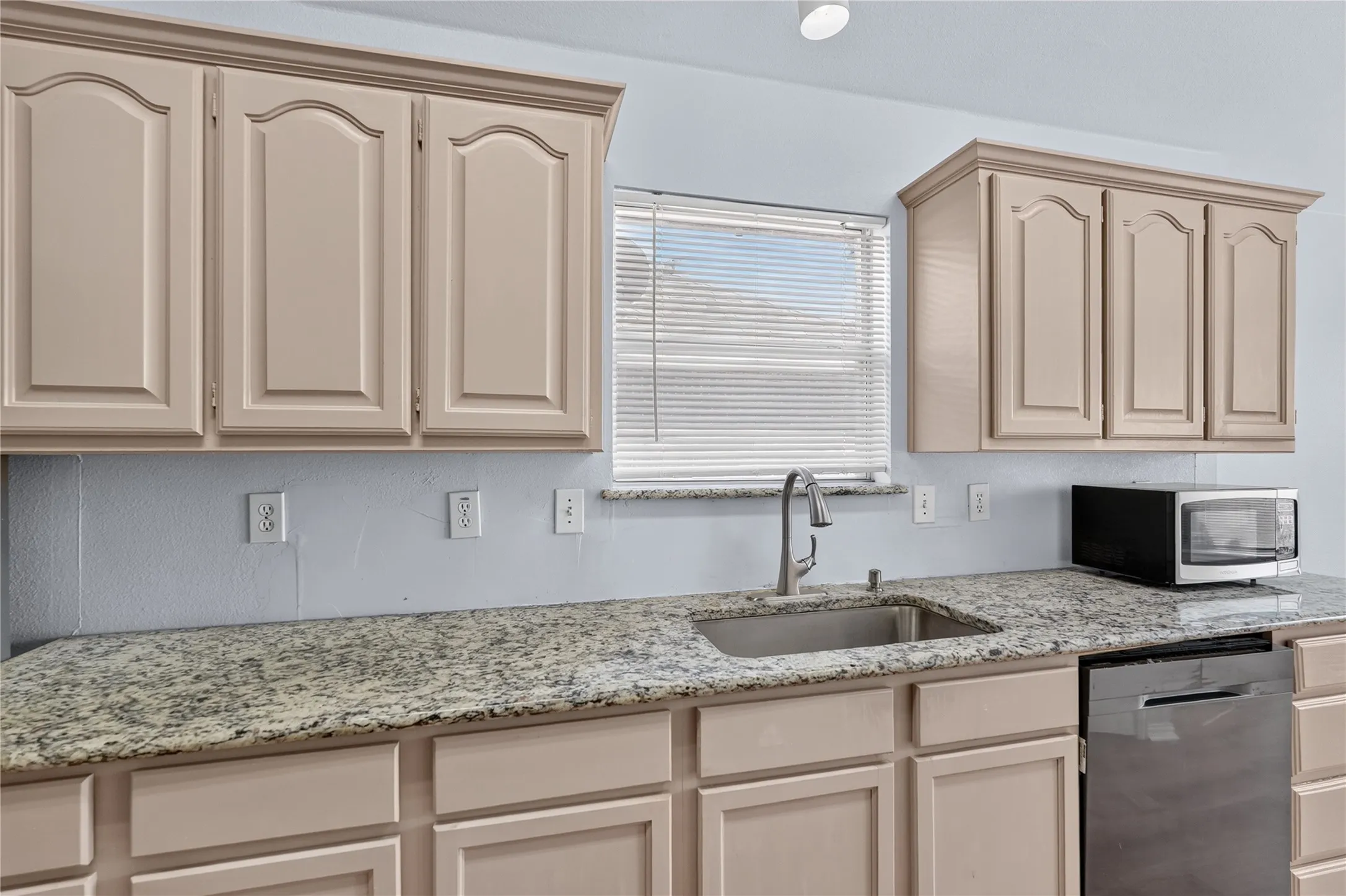 Single Family Residence For Sale in Denton County , 1309 Riley Drive, Carrollton, Texas 75007, 3 Bedroom, 2 Bathroom, 2 Garage spaces, 1,523 Sqft, built in 1998, mls#21405662, Real Estate Agent in Carrollton, Homes For Sale in Denton county, Homes For Sale in Carrollton, Realtor in Carrollton Texas, Real Estate Brokerage Independent Realty Texas, Luminita Cordes Realtor