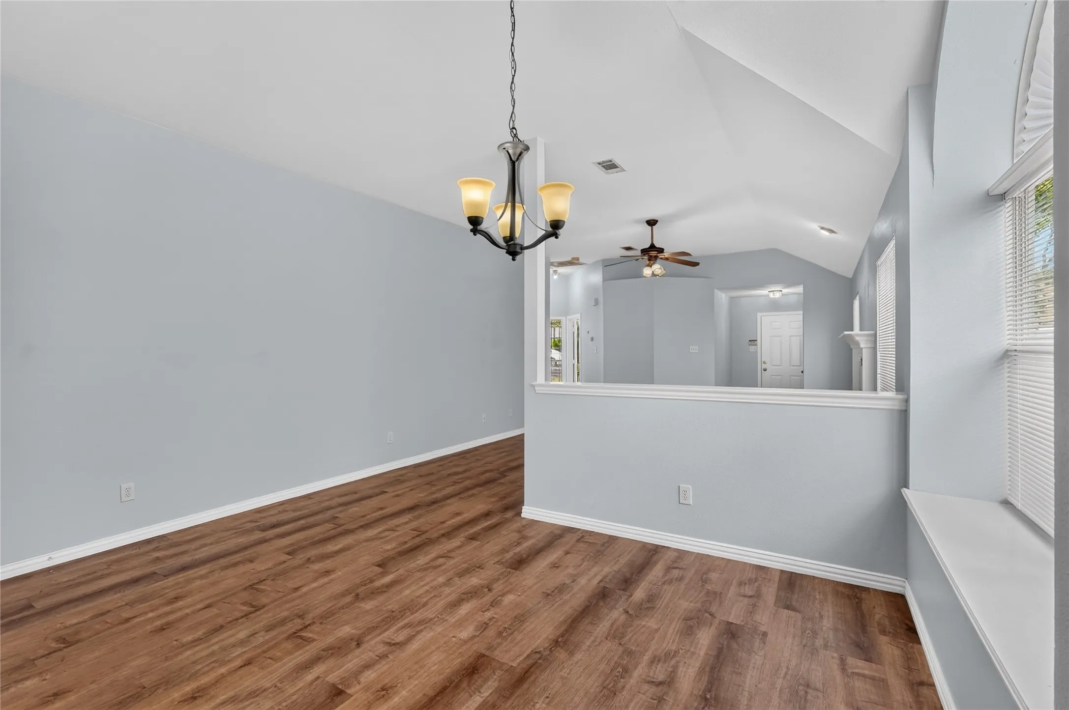 Single Family Residence For Sale in Denton County , 1309 Riley Drive, Carrollton, Texas 75007, 3 Bedroom, 2 Bathroom, 2 Garage spaces, 1,523 Sqft, built in 1998, mls#21405662, Real Estate Agent in Carrollton, Homes For Sale in Denton county, Homes For Sale in Carrollton, Realtor in Carrollton Texas, Real Estate Brokerage Independent Realty Texas, Luminita Cordes Realtor