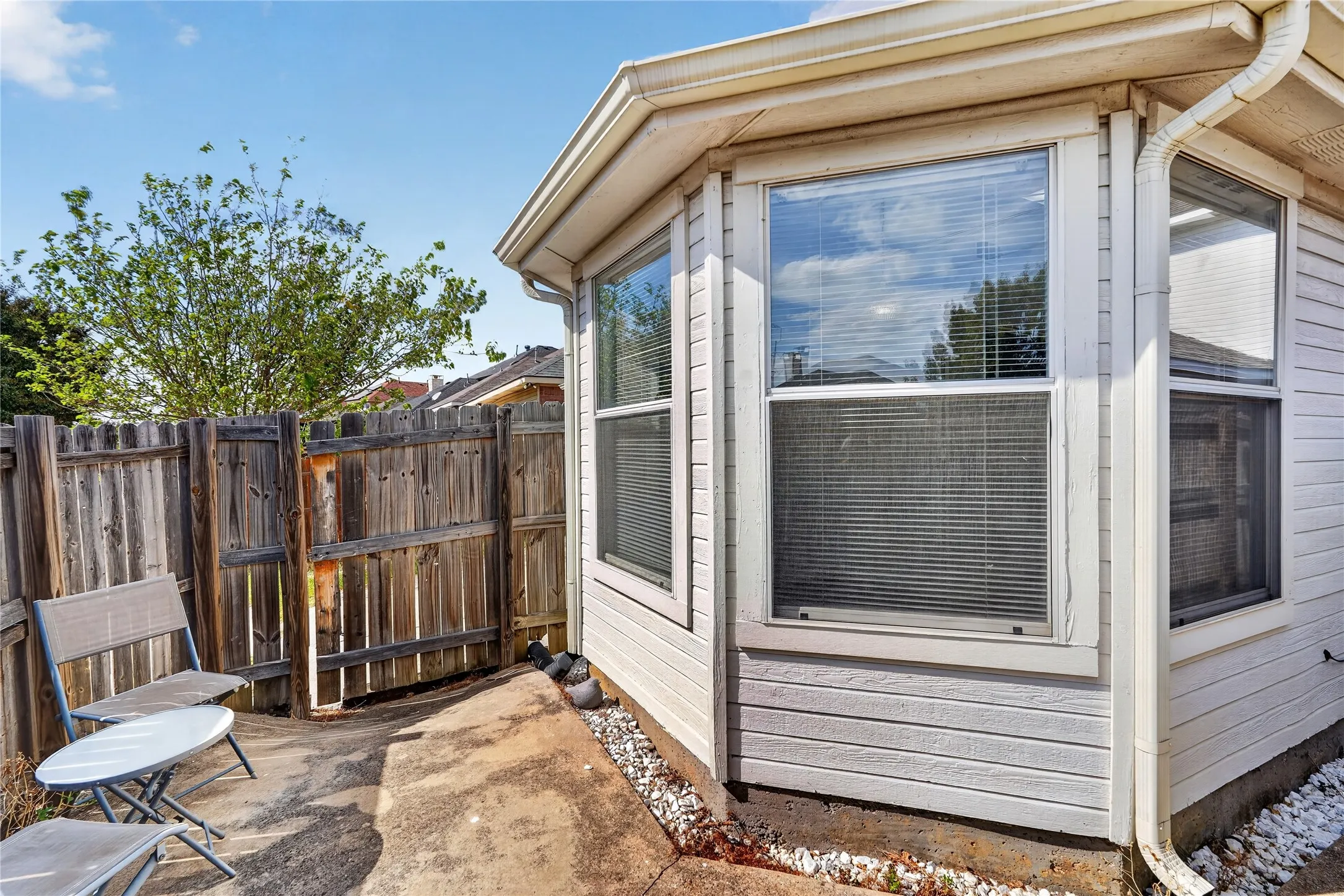 Single Family Residence For Sale in Denton County , 1309 Riley Drive, Carrollton, Texas 75007, 3 Bedroom, 2 Bathroom, 2 Garage spaces, 1,523 Sqft, built in 1998, mls#21405662, Real Estate Agent in Carrollton, Homes For Sale in Denton county, Homes For Sale in Carrollton, Realtor in Carrollton Texas, Real Estate Brokerage Independent Realty Texas, Luminita Cordes Realtor