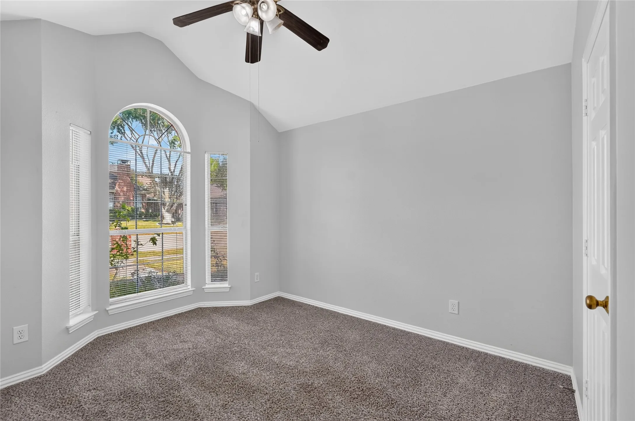 Single Family Residence For Sale in Denton County , 1309 Riley Drive, Carrollton, Texas 75007, 3 Bedroom, 2 Bathroom, 2 Garage spaces, 1,523 Sqft, built in 1998, mls#21405662, Real Estate Agent in Carrollton, Homes For Sale in Denton county, Homes For Sale in Carrollton, Realtor in Carrollton Texas, Real Estate Brokerage Independent Realty Texas, Luminita Cordes Realtor