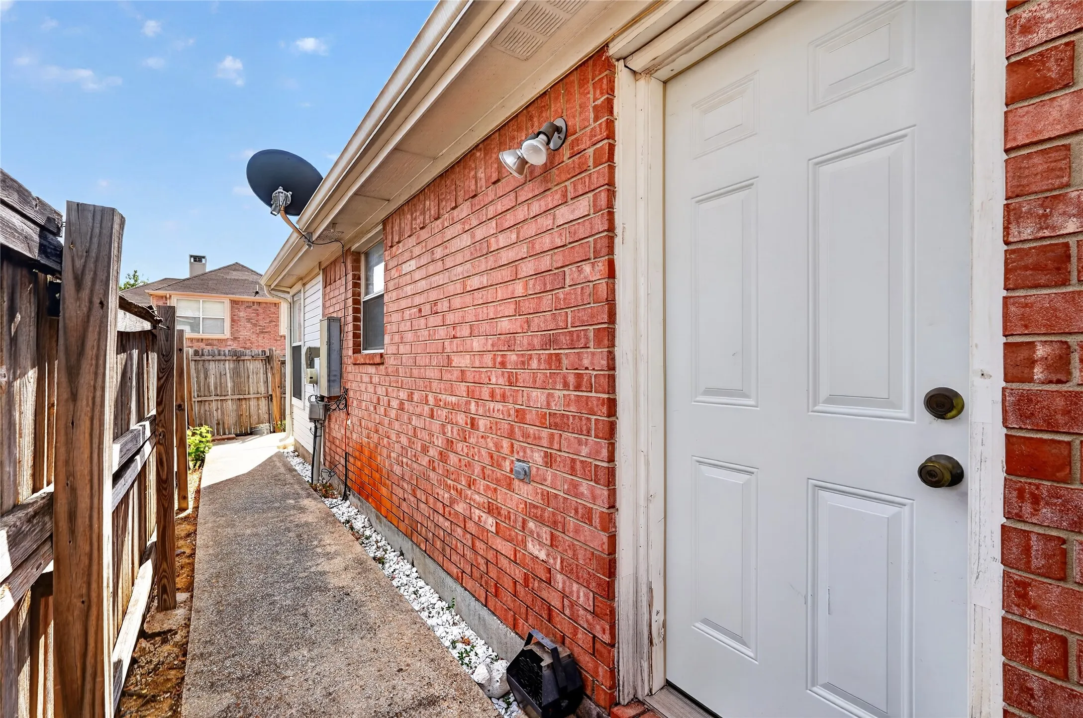 Single Family Residence For Sale in Denton County , 1309 Riley Drive, Carrollton, Texas 75007, 3 Bedroom, 2 Bathroom, 2 Garage spaces, 1,523 Sqft, built in 1998, mls#21405662, Real Estate Agent in Carrollton, Homes For Sale in Denton county, Homes For Sale in Carrollton, Realtor in Carrollton Texas, Real Estate Brokerage Independent Realty Texas, Luminita Cordes Realtor