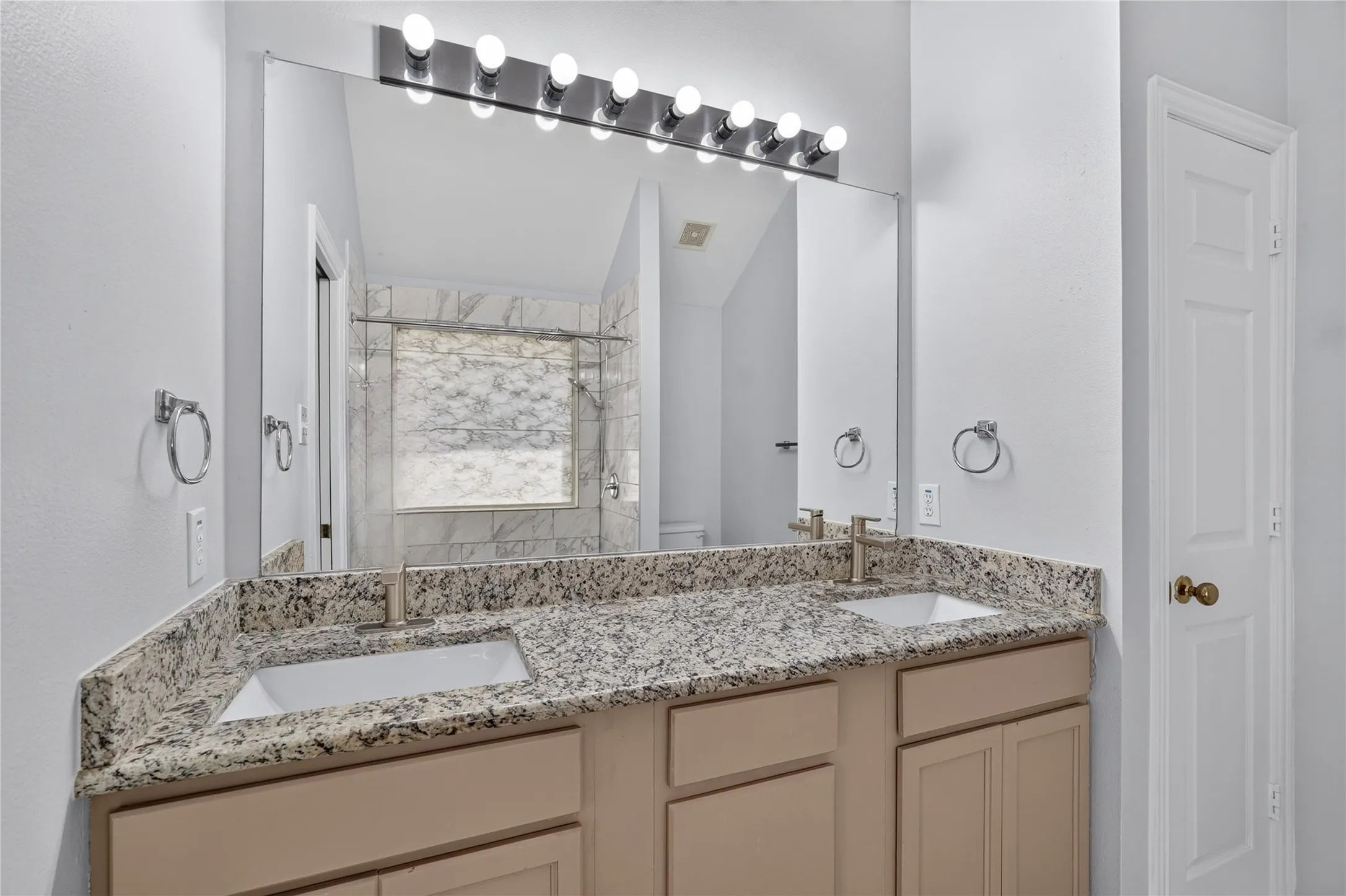 Single Family Residence For Sale in Denton County , 1309 Riley Drive, Carrollton, Texas 75007, 3 Bedroom, 2 Bathroom, 2 Garage spaces, 1,523 Sqft, built in 1998, mls#21405662, Real Estate Agent in Carrollton, Homes For Sale in Denton county, Homes For Sale in Carrollton, Realtor in Carrollton Texas, Real Estate Brokerage Independent Realty Texas, Luminita Cordes Realtor
