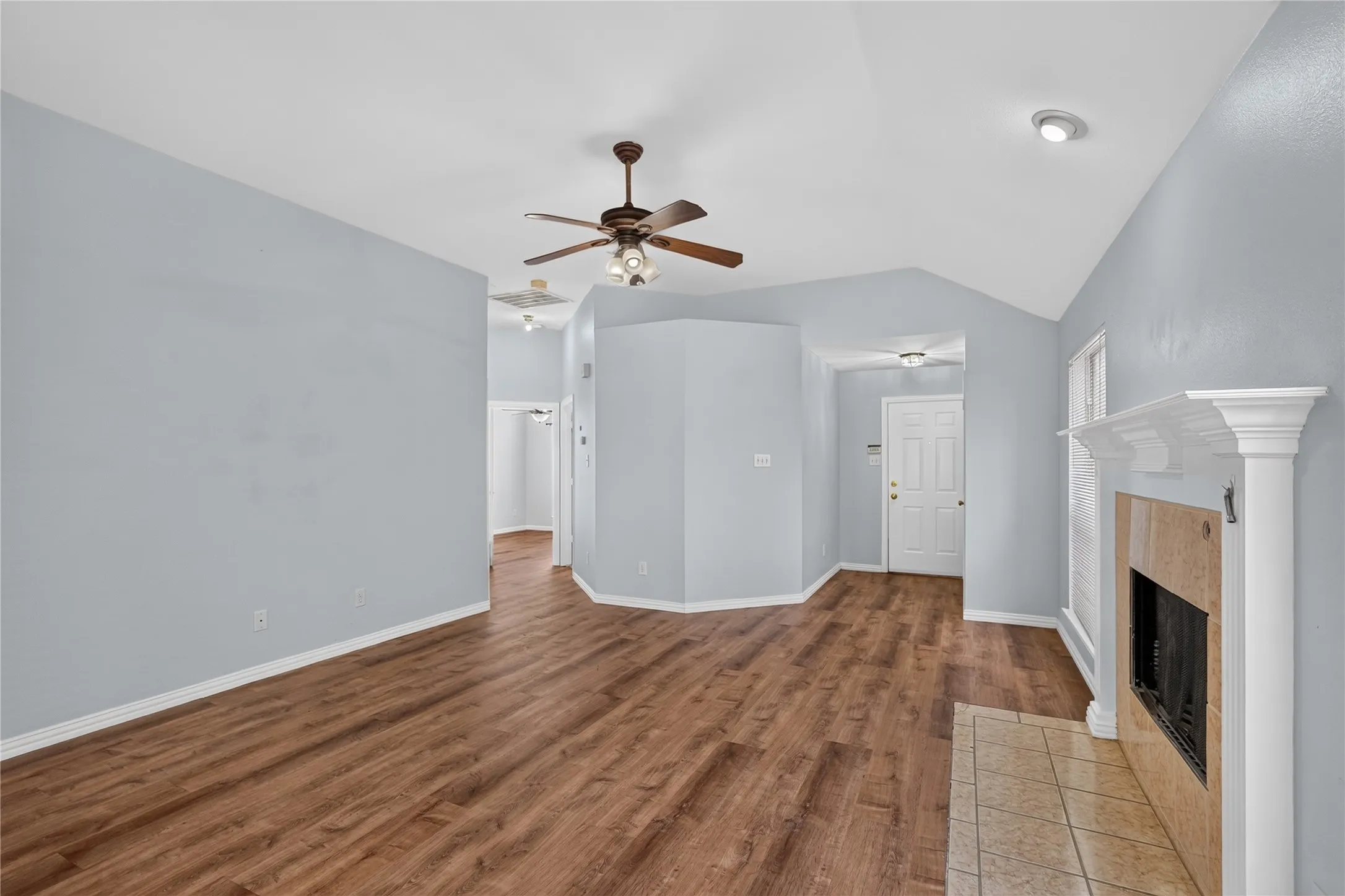 Single Family Residence For Sale in Denton County , 1309 Riley Drive, Carrollton, Texas 75007, 3 Bedroom, 2 Bathroom, 2 Garage spaces, 1,523 Sqft, built in 1998, mls#21405662, Real Estate Agent in Carrollton, Homes For Sale in Denton county, Homes For Sale in Carrollton, Realtor in Carrollton Texas, Real Estate Brokerage Independent Realty Texas, Luminita Cordes Realtor