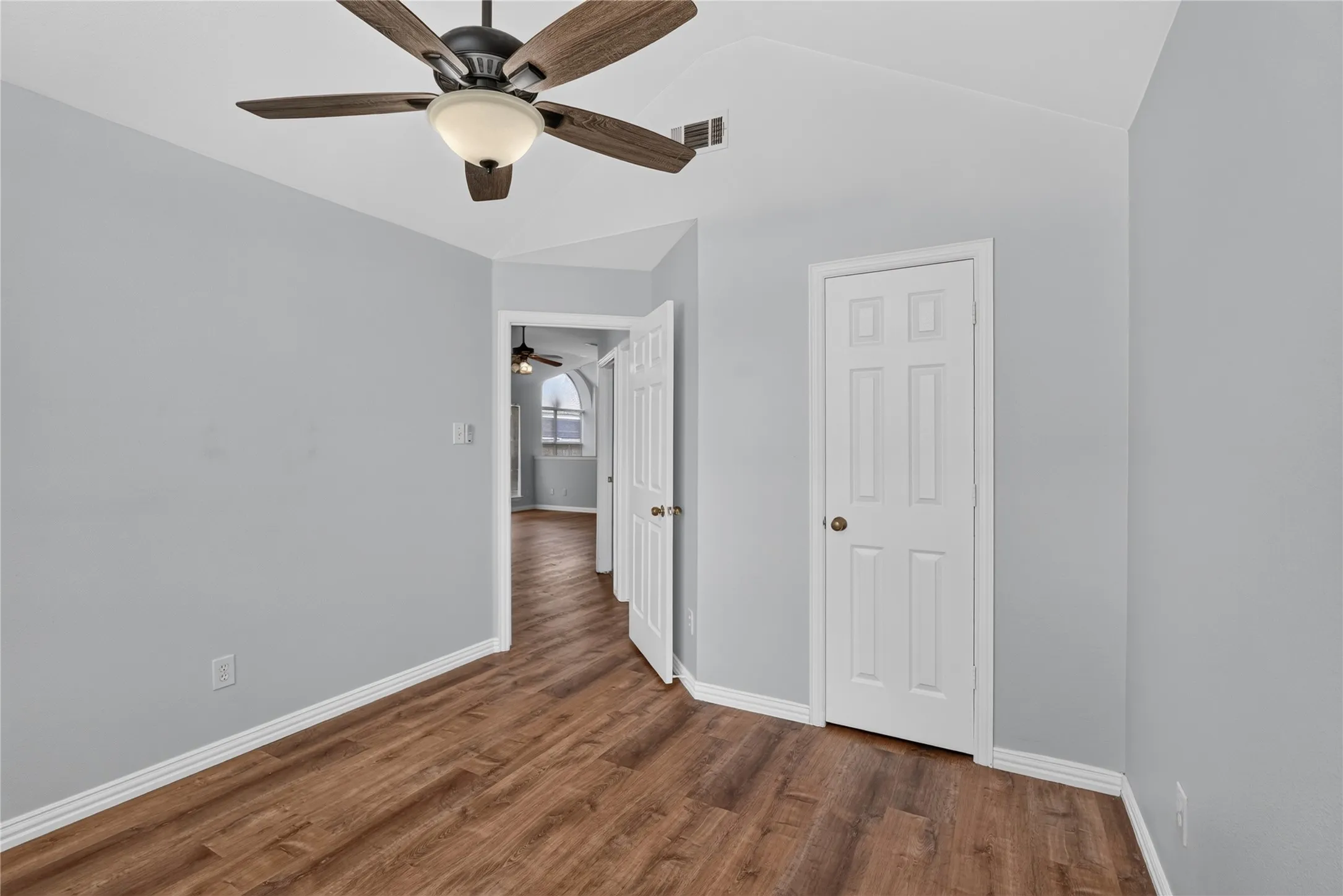 Single Family Residence For Sale in Denton County , 1309 Riley Drive, Carrollton, Texas 75007, 3 Bedroom, 2 Bathroom, 2 Garage spaces, 1,523 Sqft, built in 1998, mls#21405662, Real Estate Agent in Carrollton, Homes For Sale in Denton county, Homes For Sale in Carrollton, Realtor in Carrollton Texas, Real Estate Brokerage Independent Realty Texas, Luminita Cordes Realtor