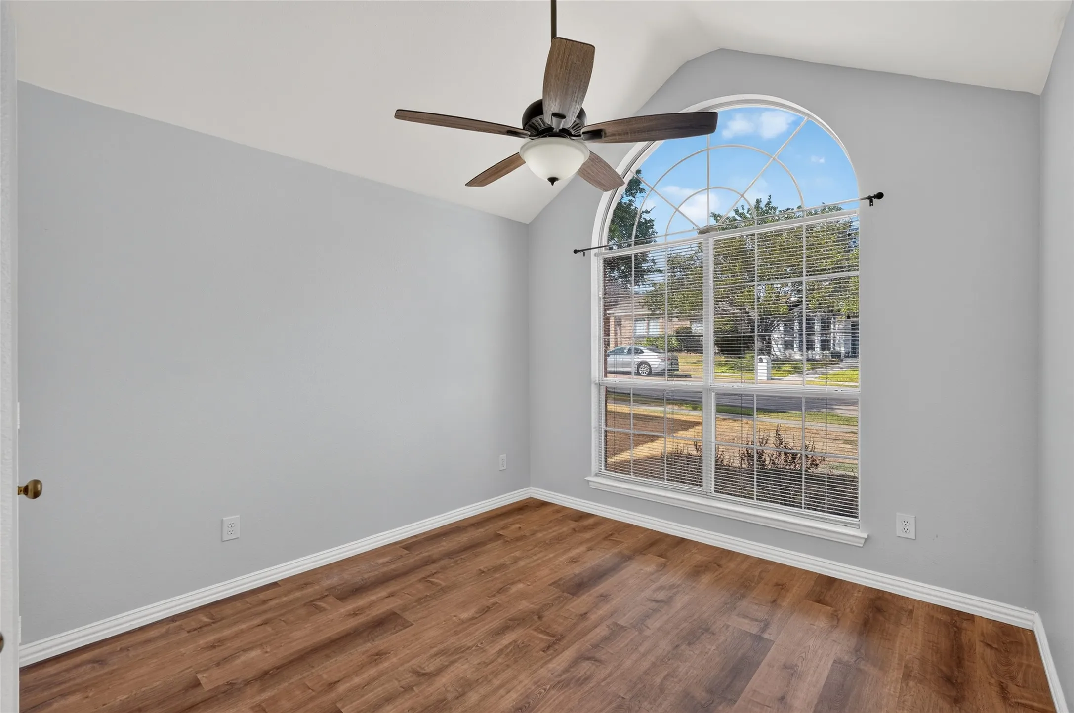 Single Family Residence For Sale in Denton County , 1309 Riley Drive, Carrollton, Texas 75007, 3 Bedroom, 2 Bathroom, 2 Garage spaces, 1,523 Sqft, built in 1998, mls#21405662, Real Estate Agent in Carrollton, Homes For Sale in Denton county, Homes For Sale in Carrollton, Realtor in Carrollton Texas, Real Estate Brokerage Independent Realty Texas, Luminita Cordes Realtor