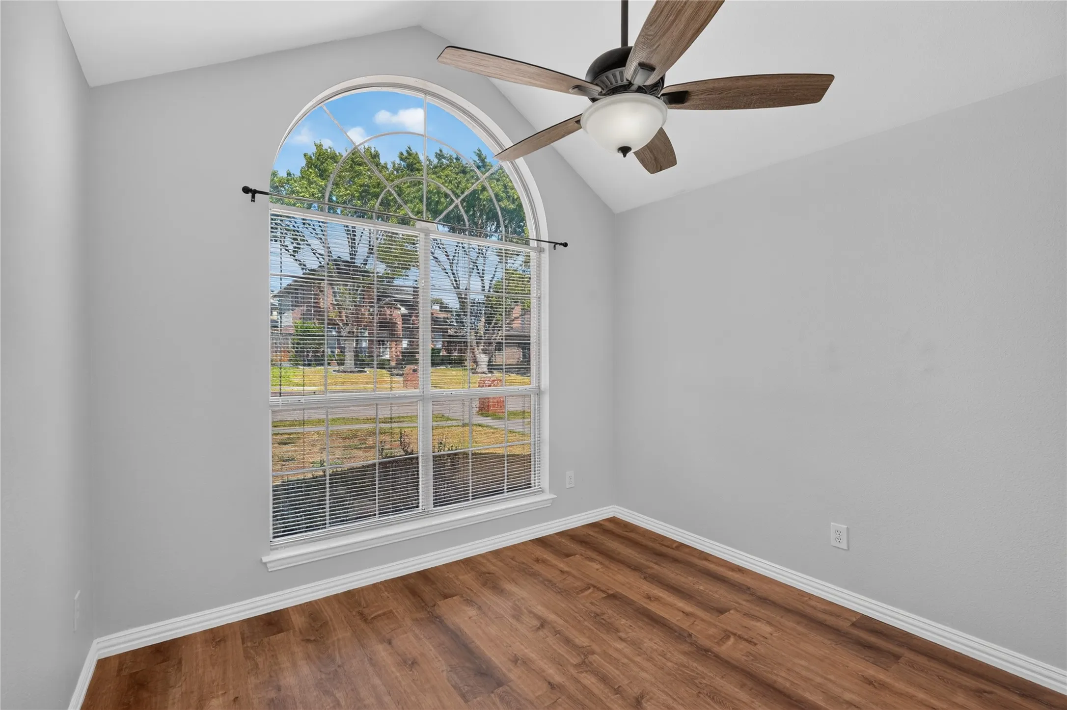 Single Family Residence For Sale in Denton County , 1309 Riley Drive, Carrollton, Texas 75007, 3 Bedroom, 2 Bathroom, 2 Garage spaces, 1,523 Sqft, built in 1998, mls#21405662, Real Estate Agent in Carrollton, Homes For Sale in Denton county, Homes For Sale in Carrollton, Realtor in Carrollton Texas, Real Estate Brokerage Independent Realty Texas, Luminita Cordes Realtor