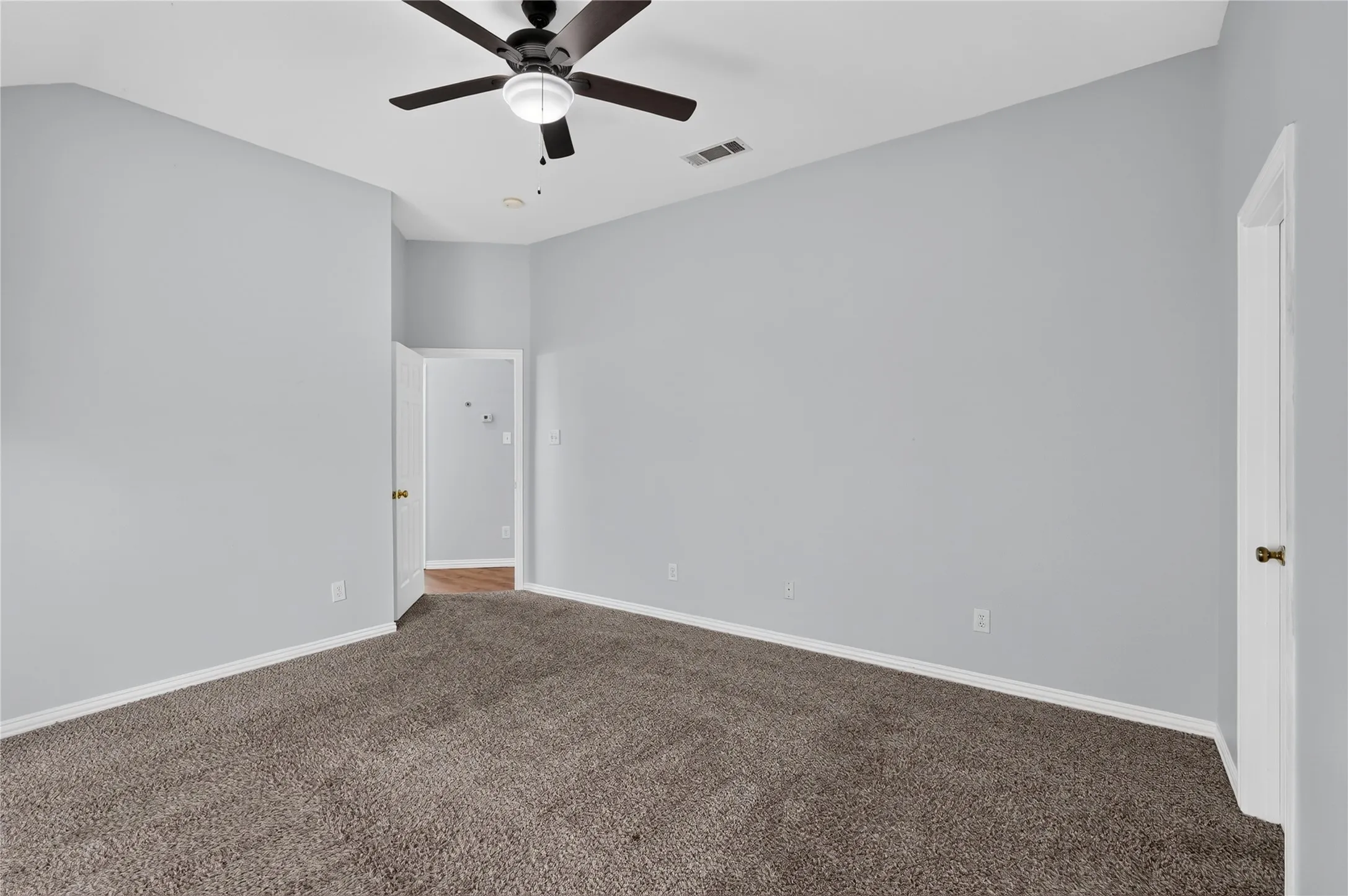 Single Family Residence For Sale in Denton County , 1309 Riley Drive, Carrollton, Texas 75007, 3 Bedroom, 2 Bathroom, 2 Garage spaces, 1,523 Sqft, built in 1998, mls#21405662, Real Estate Agent in Carrollton, Homes For Sale in Denton county, Homes For Sale in Carrollton, Realtor in Carrollton Texas, Real Estate Brokerage Independent Realty Texas, Luminita Cordes Realtor