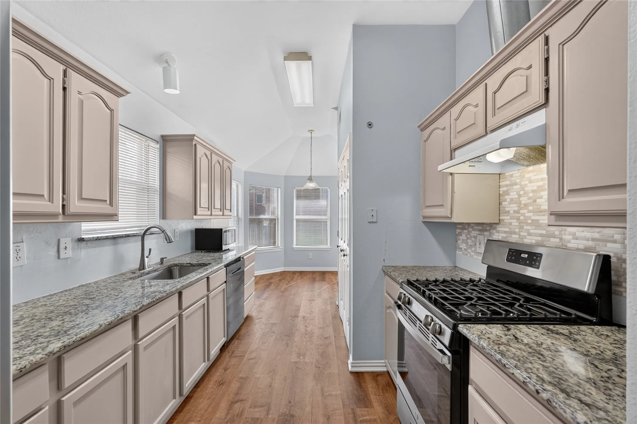 Single Family Residence For Sale in Denton County , 1309 Riley Drive, Carrollton, Texas 75007, 3 Bedroom, 2 Bathroom, 2 Garage spaces, 1,523 Sqft, built in 1998, mls#21405662, Real Estate Agent in Carrollton, Homes For Sale in Denton county, Homes For Sale in Carrollton, Realtor in Carrollton Texas, Real Estate Brokerage Independent Realty Texas, Luminita Cordes Realtor