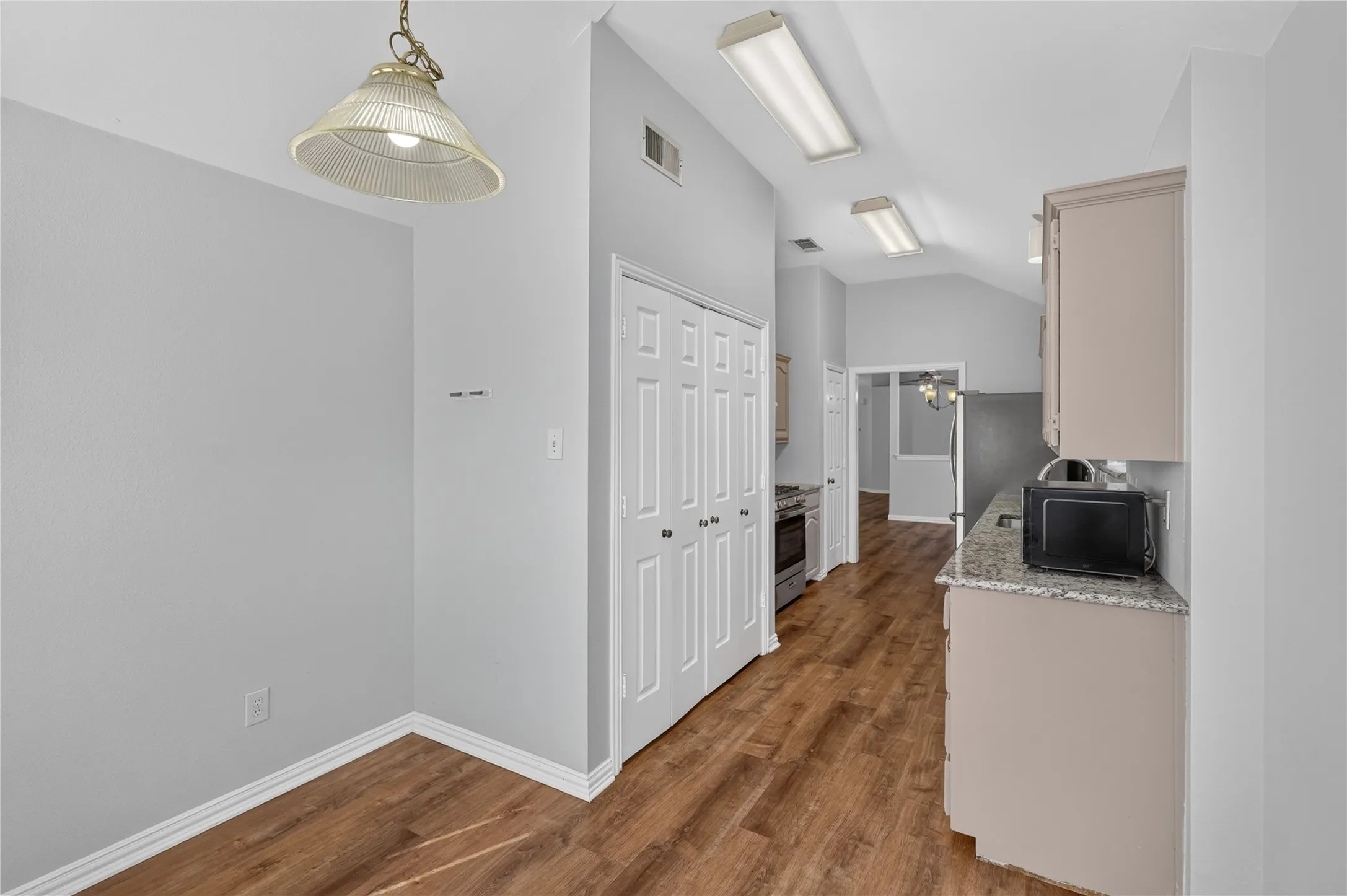 Single Family Residence For Sale in Denton County , 1309 Riley Drive, Carrollton, Texas 75007, 3 Bedroom, 2 Bathroom, 2 Garage spaces, 1,523 Sqft, built in 1998, mls#21405662, Real Estate Agent in Carrollton, Homes For Sale in Denton county, Homes For Sale in Carrollton, Realtor in Carrollton Texas, Real Estate Brokerage Independent Realty Texas, Luminita Cordes Realtor