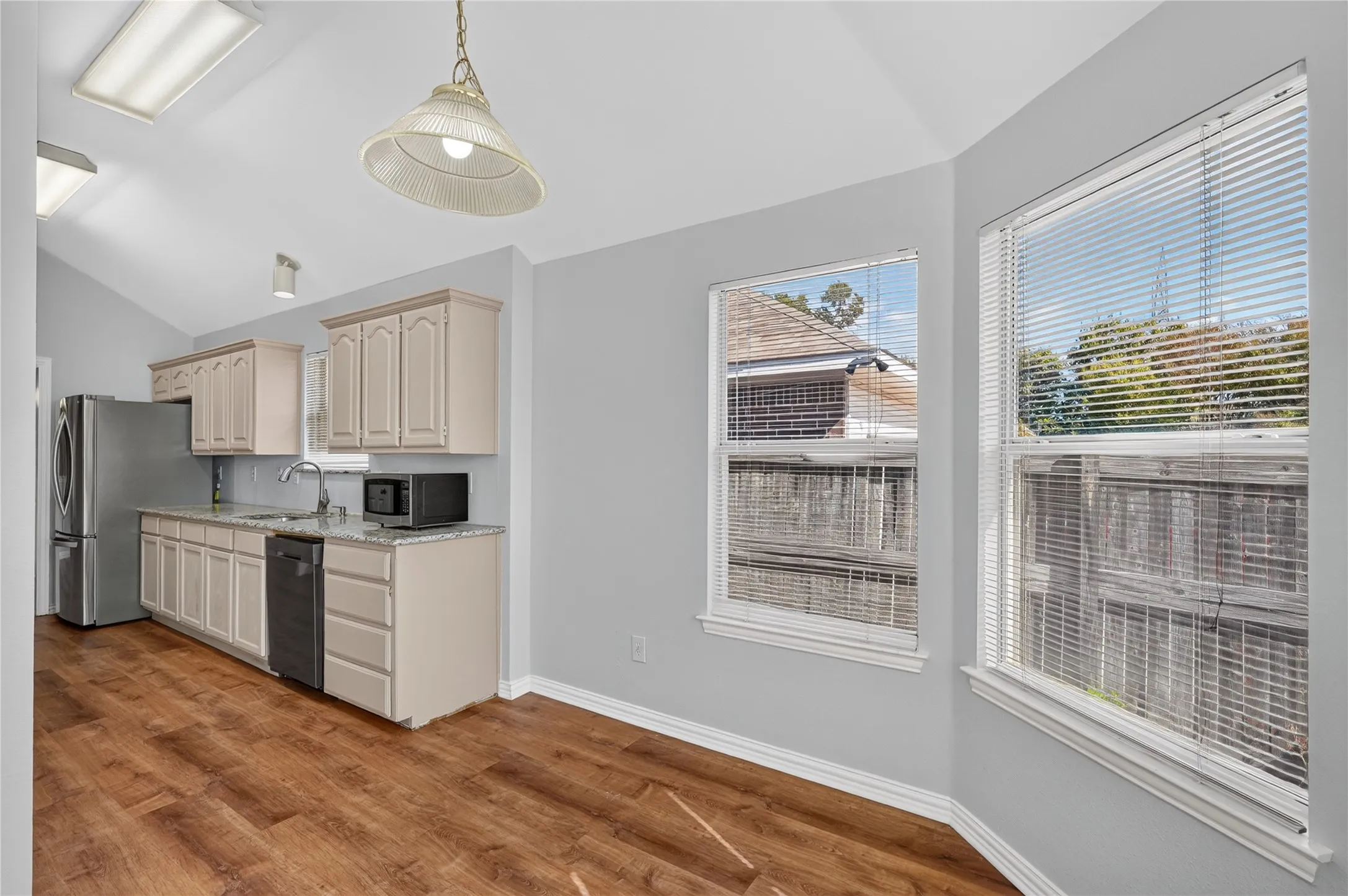 Single Family Residence For Sale in Denton County , 1309 Riley Drive, Carrollton, Texas 75007, 3 Bedroom, 2 Bathroom, 2 Garage spaces, 1,523 Sqft, built in 1998, mls#21405662, Real Estate Agent in Carrollton, Homes For Sale in Denton county, Homes For Sale in Carrollton, Realtor in Carrollton Texas, Real Estate Brokerage Independent Realty Texas, Luminita Cordes Realtor