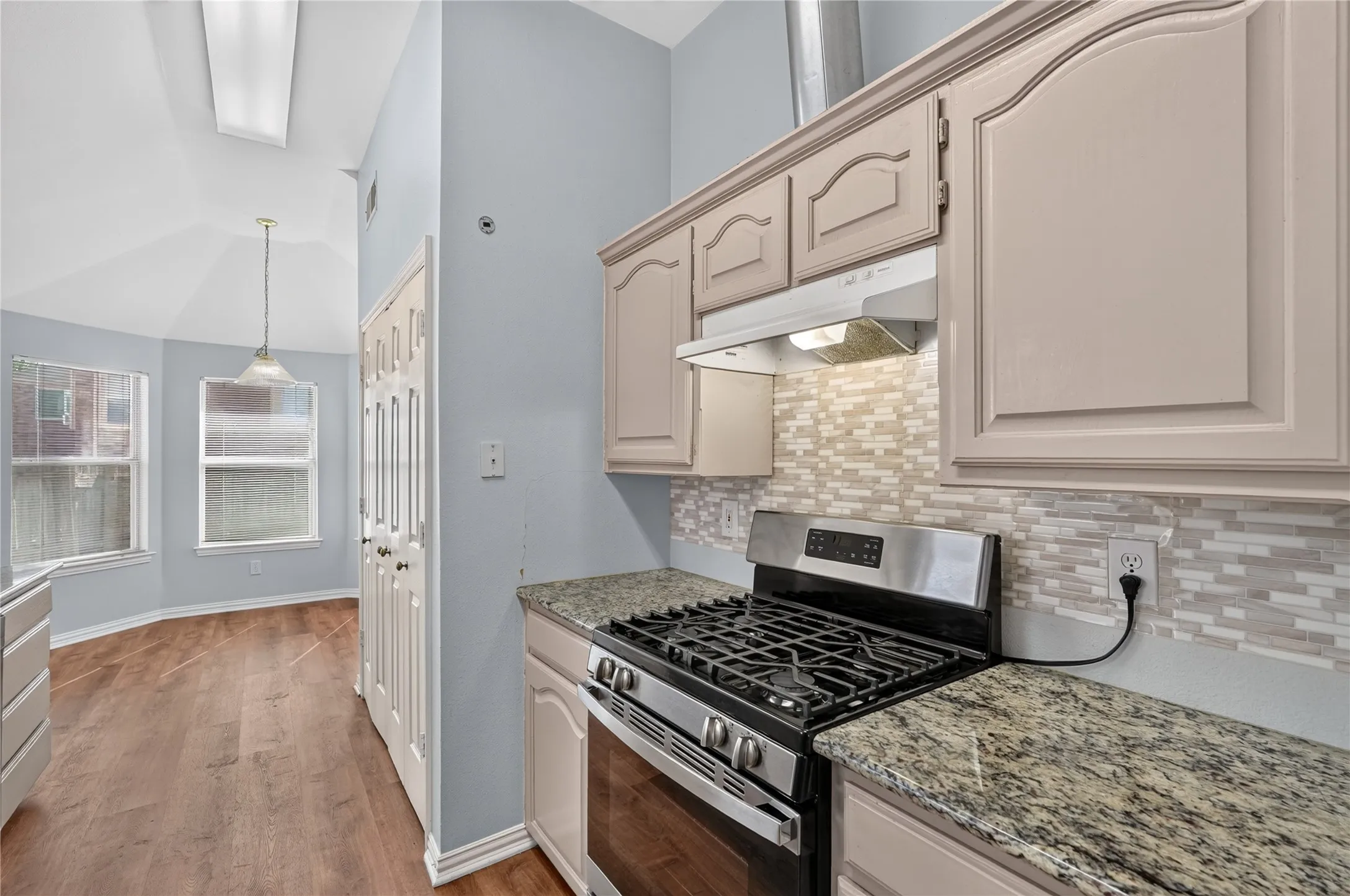 Single Family Residence For Sale in Denton County , 1309 Riley Drive, Carrollton, Texas 75007, 3 Bedroom, 2 Bathroom, 2 Garage spaces, 1,523 Sqft, built in 1998, mls#21405662, Real Estate Agent in Carrollton, Homes For Sale in Denton county, Homes For Sale in Carrollton, Realtor in Carrollton Texas, Real Estate Brokerage Independent Realty Texas, Luminita Cordes Realtor