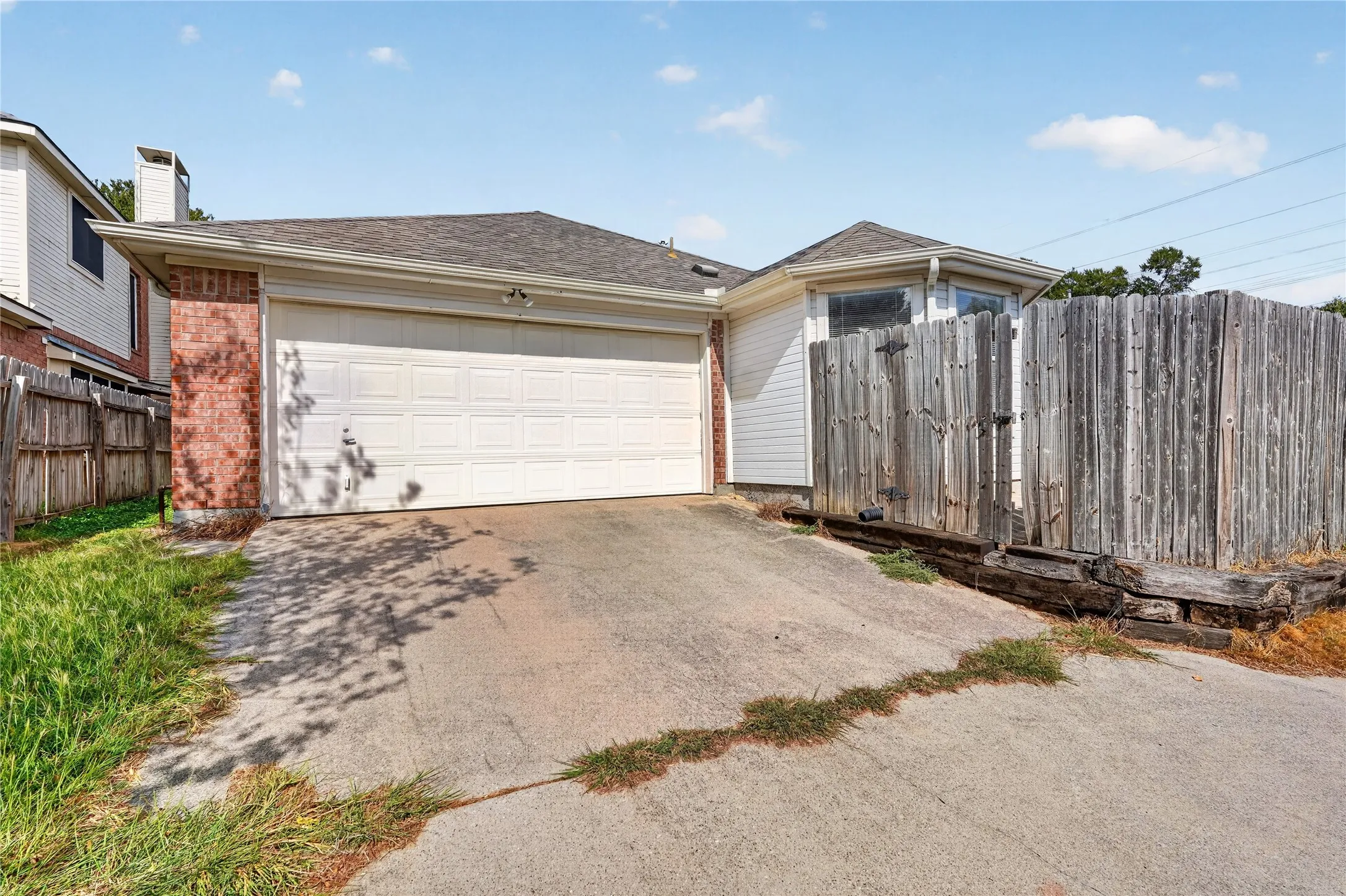 Single Family Residence For Sale in Denton County , 1309 Riley Drive, Carrollton, Texas 75007, 3 Bedroom, 2 Bathroom, 2 Garage spaces, 1,523 Sqft, built in 1998, mls#21405662, Real Estate Agent in Carrollton, Homes For Sale in Denton county, Homes For Sale in Carrollton, Realtor in Carrollton Texas, Real Estate Brokerage Independent Realty Texas, Luminita Cordes Realtor
