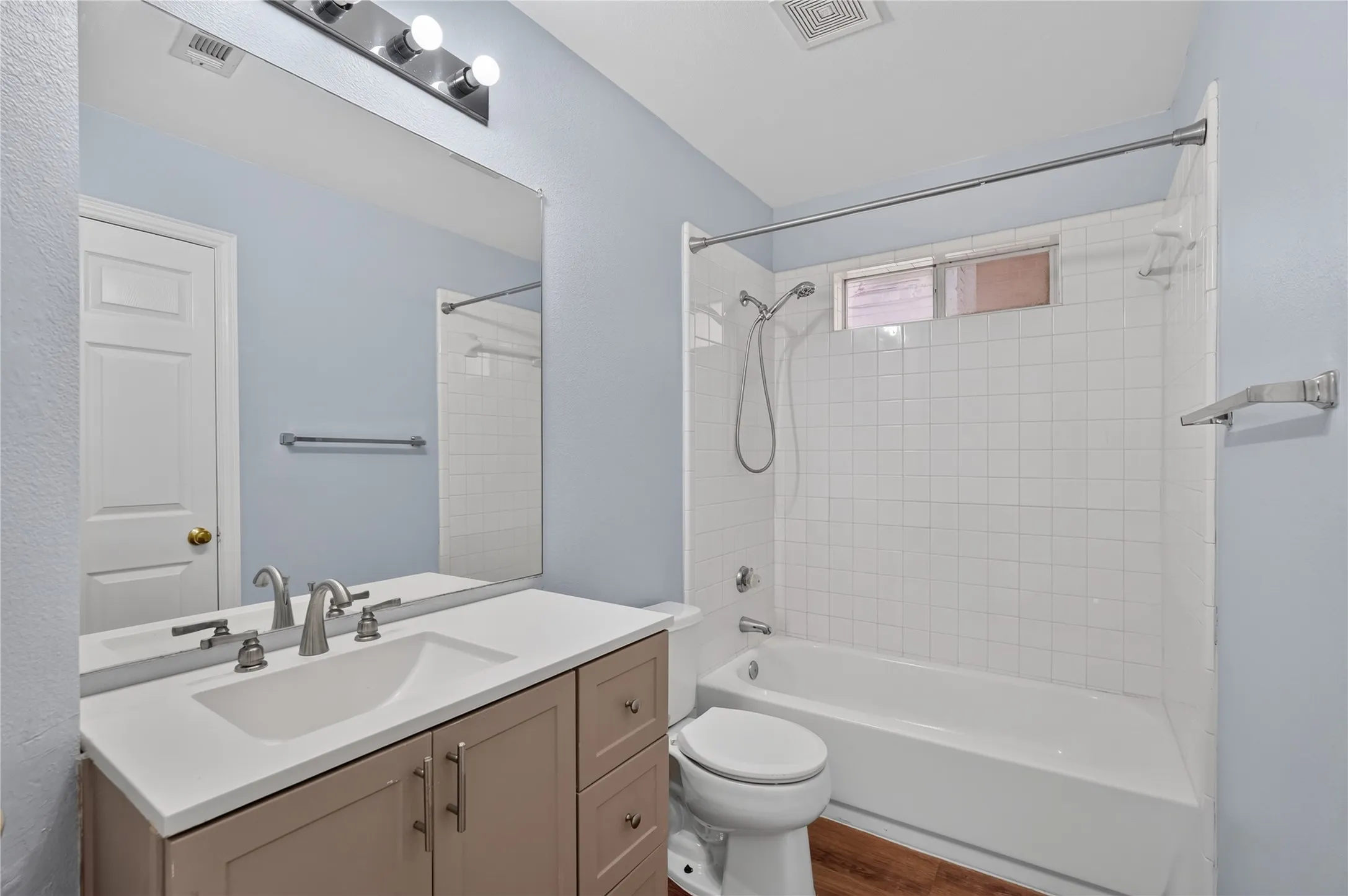 Single Family Residence For Sale in Denton County , 1309 Riley Drive, Carrollton, Texas 75007, 3 Bedroom, 2 Bathroom, 2 Garage spaces, 1,523 Sqft, built in 1998, mls#21405662, Real Estate Agent in Carrollton, Homes For Sale in Denton county, Homes For Sale in Carrollton, Realtor in Carrollton Texas, Real Estate Brokerage Independent Realty Texas, Luminita Cordes Realtor